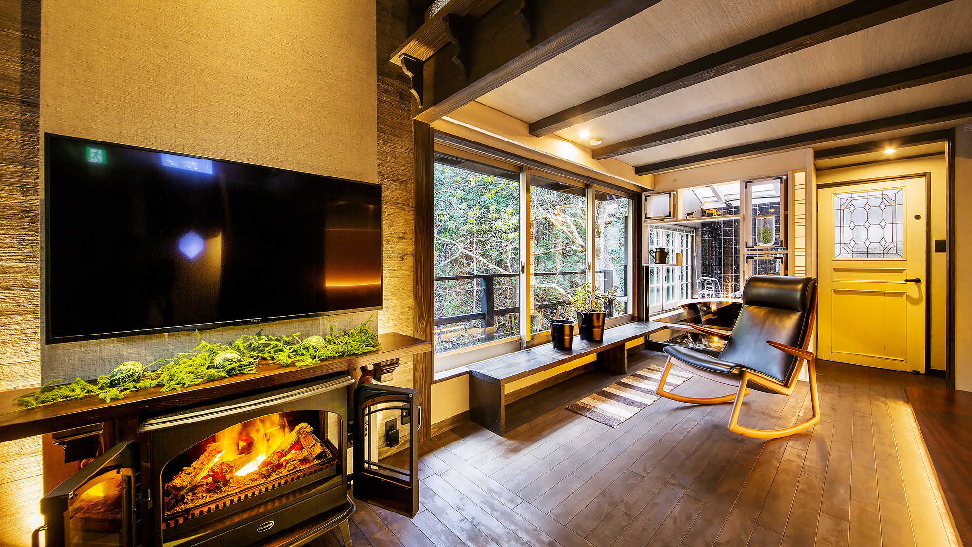 欧州らしい飾り肘木を挟んで川を眺めるロッキングチェアをお楽しみください。