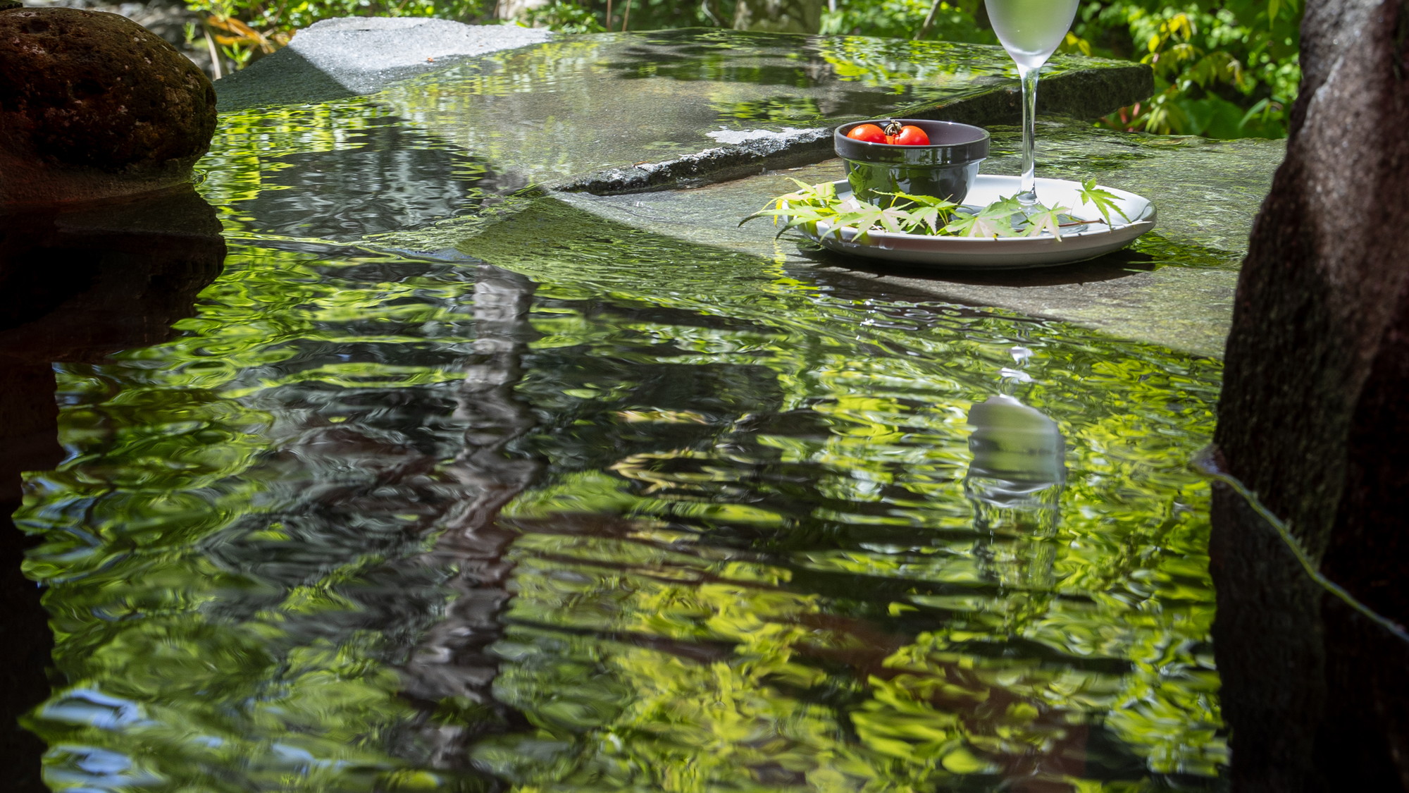 テラスから続く露天風呂では川を眺めながらゆったりとお過ごしいただけます。