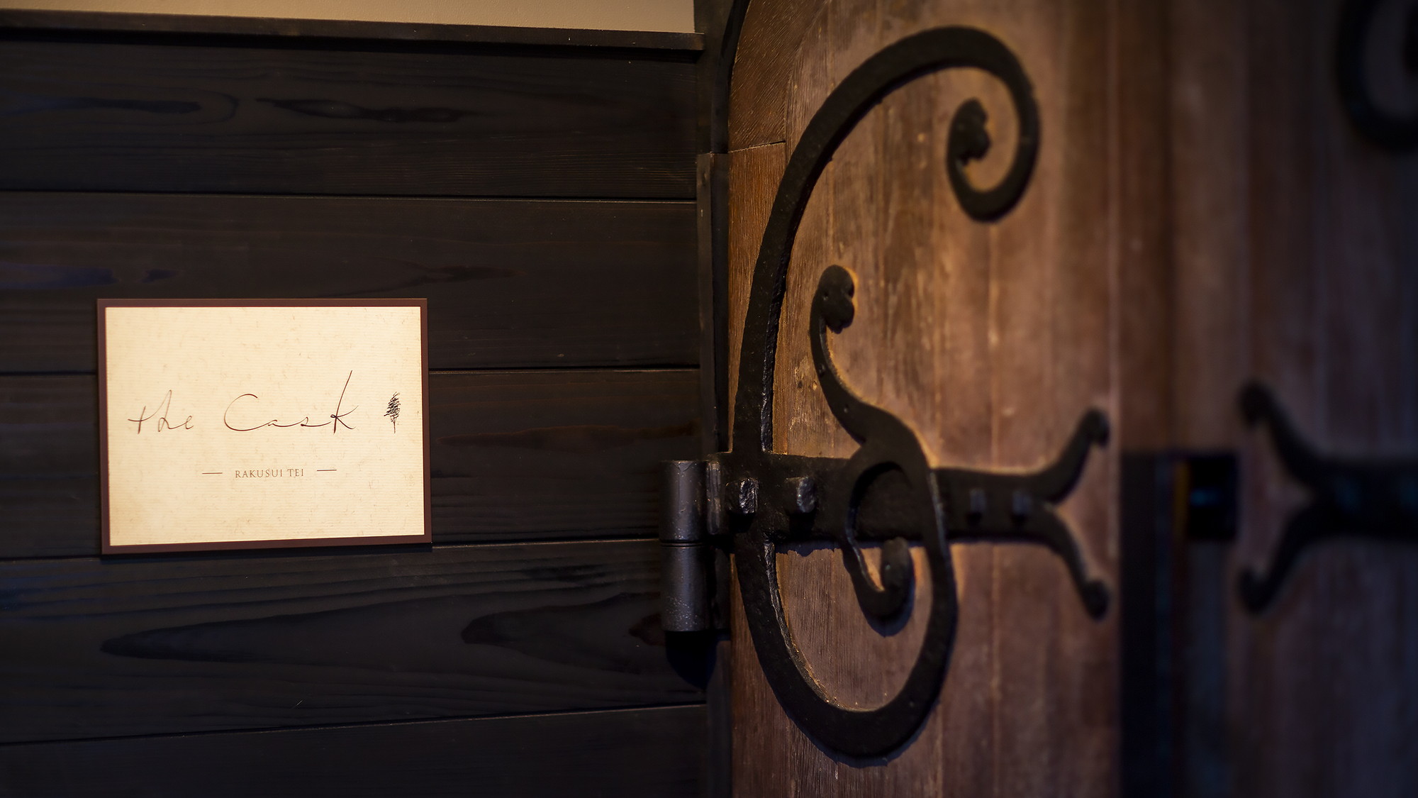 ワイナリーで使われていたというアイアン飾りの美しい重厚なドア