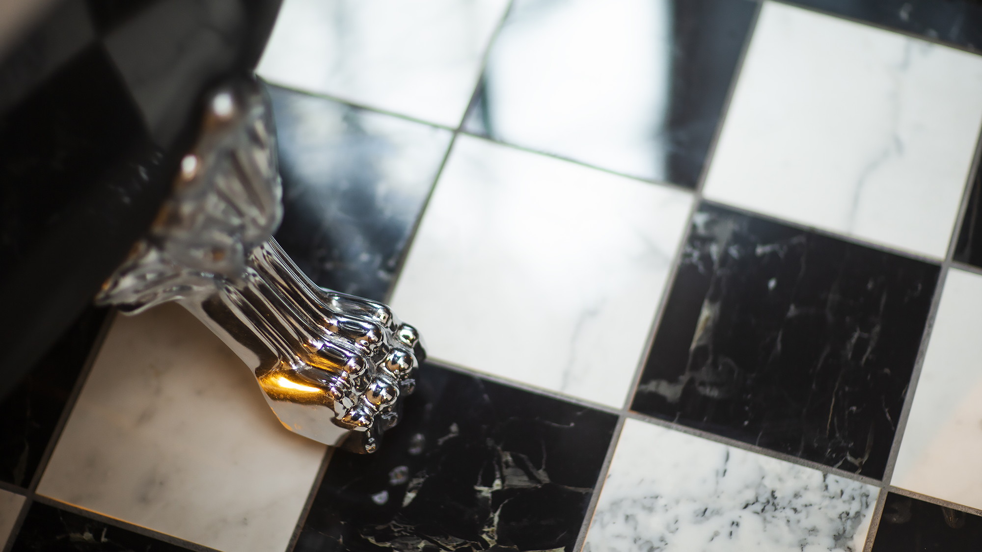 パリのアパルトマンのような白黒タイルのモダンな浴室