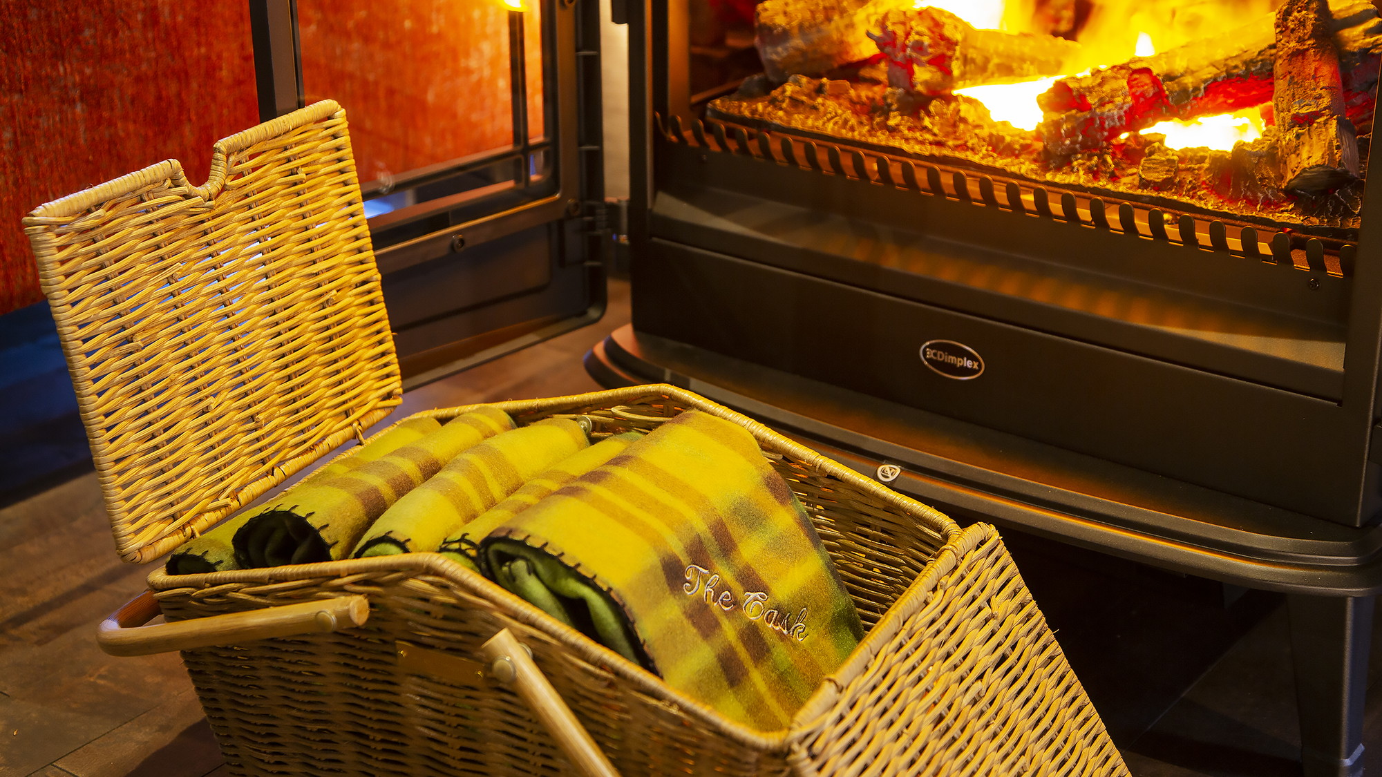 インテリアの中心オブジェでもあるフェイク暖炉