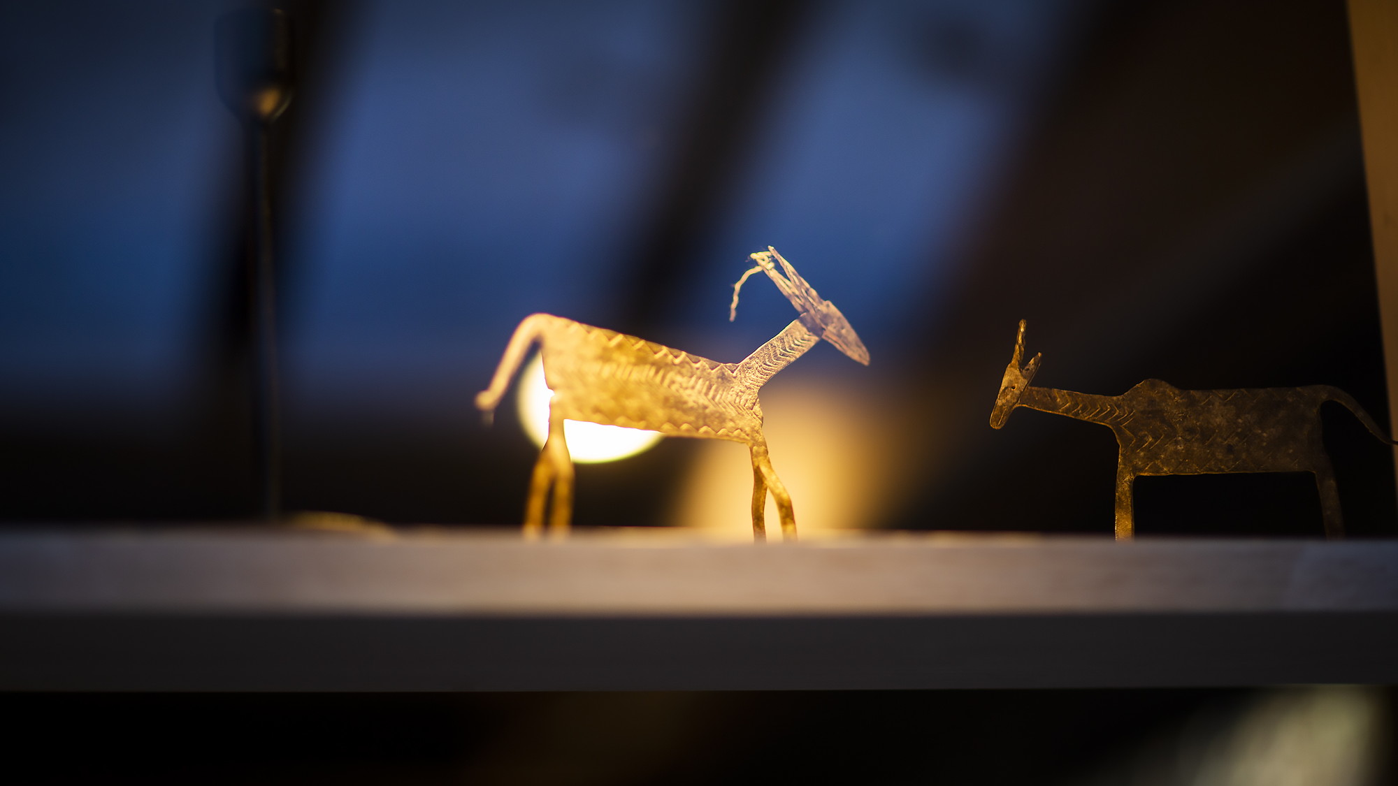 小さな空間に日本のアンティーク障子や欧州のドアなど、さまざまなスタイルが混在