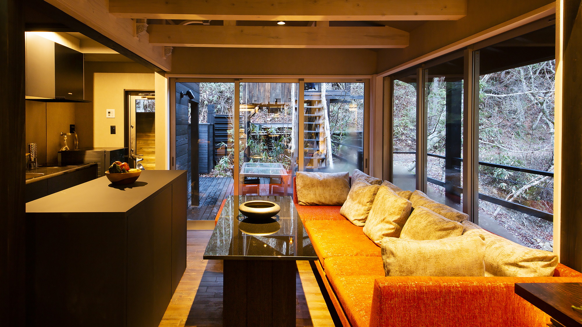 小さなキッチンと家電や食器が収納されたアイランドテーブルを設けました。