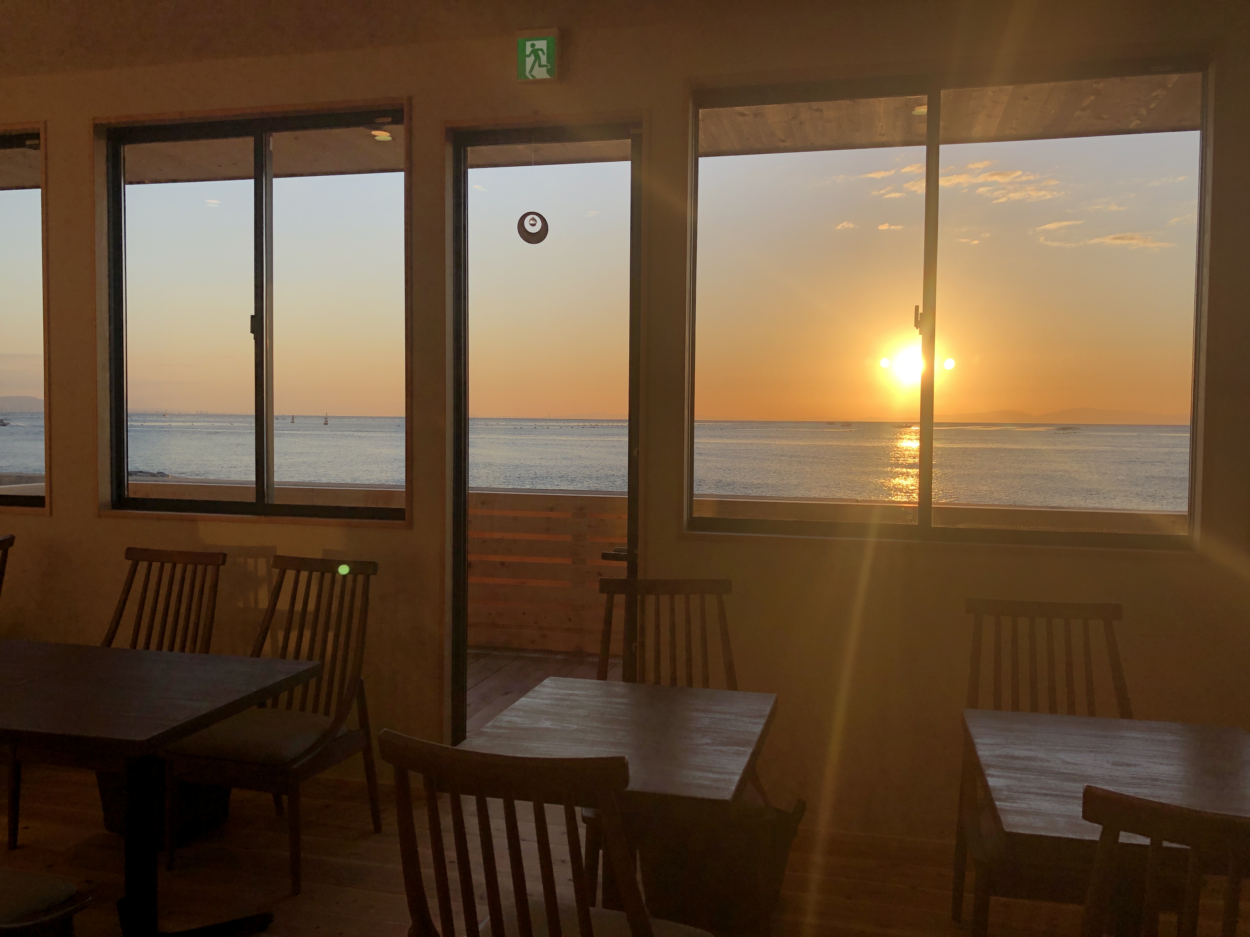 レストランからの日の出