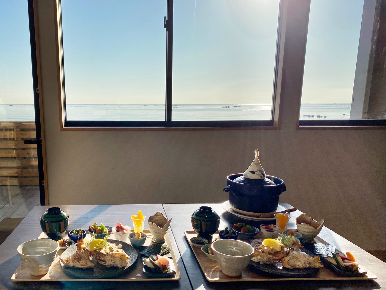 朝陽にキラキラ輝く海を見ながら食べる贅沢な時間。 焼き魚と、ちょっとずつがちょうどいいたくさんの小鉢。 炊き立ての土鍋ご飯と平飼い卵かけごはんが最高。