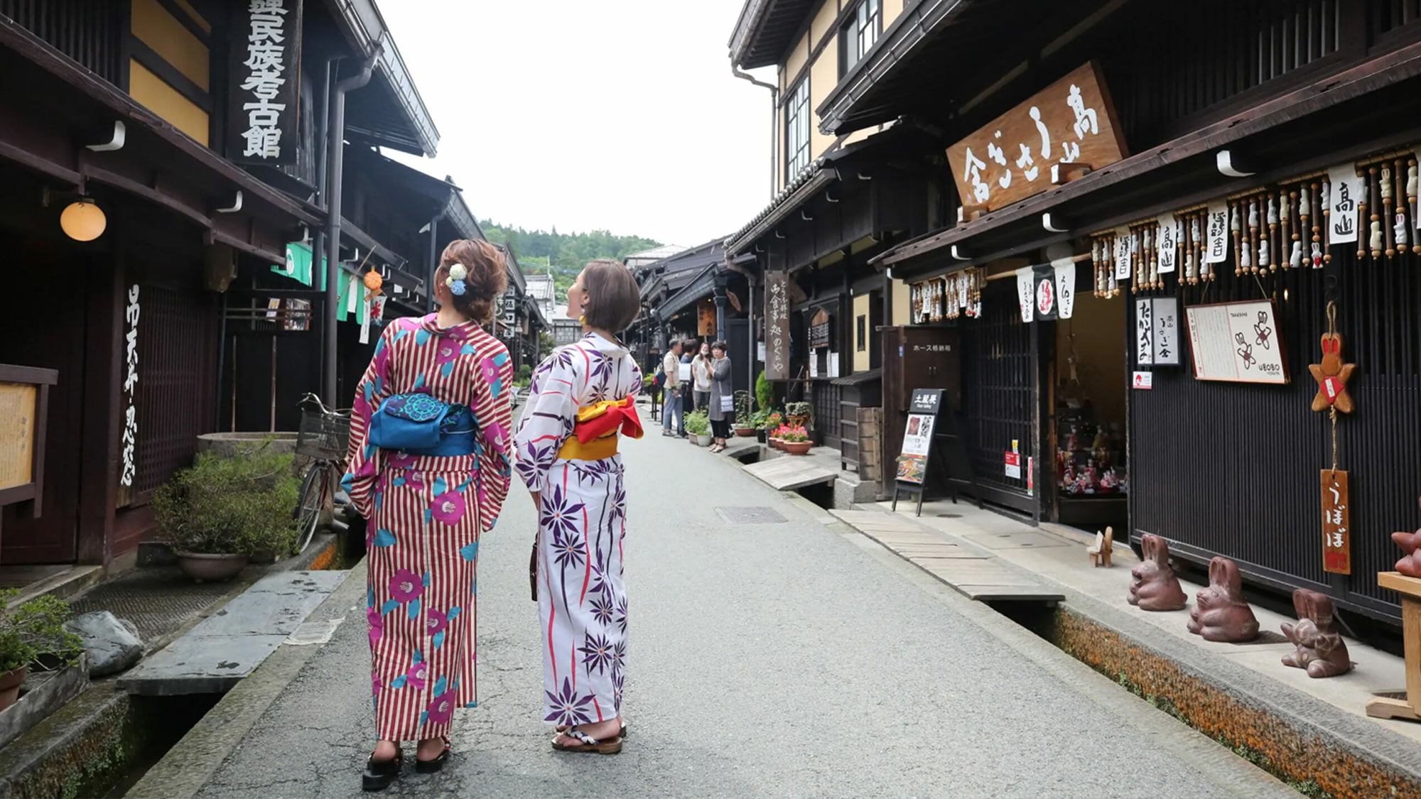昔にタイムスリップしたかのような雰囲気の古い町並。浴衣や着物での散策にもピッタリです。