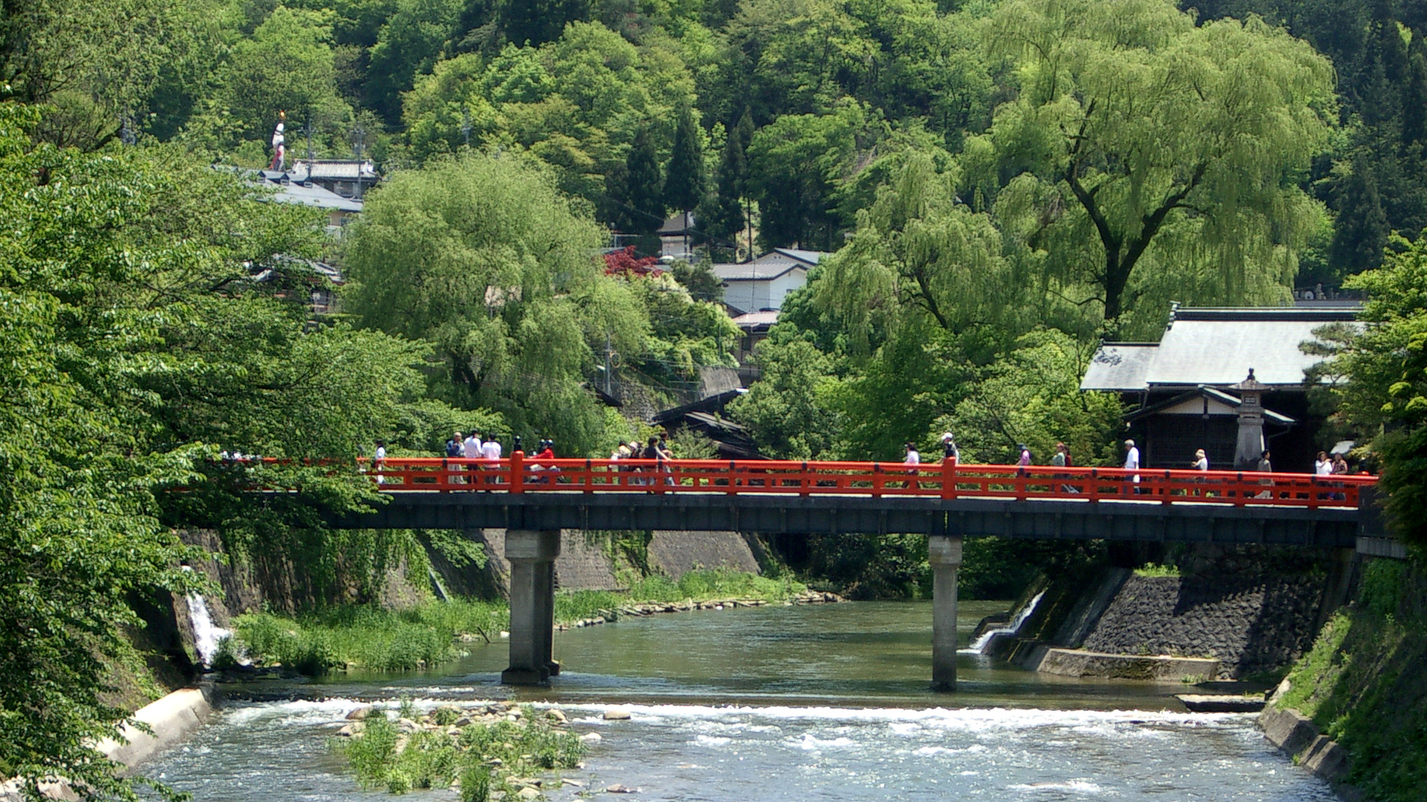【赤い中橋】お隣の「筏橋（いかだばし）」より中橋方向を見たところ。壱龍より徒歩５分。