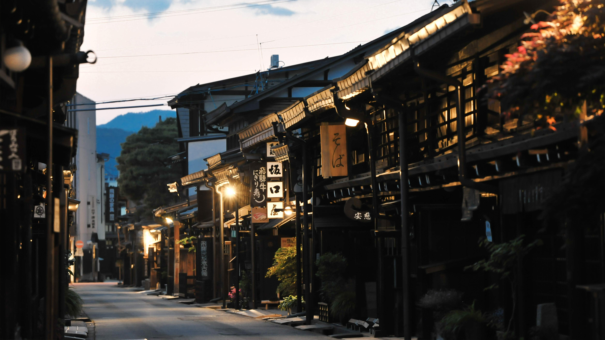 夕暮れ時の町並みも静かで良い雰囲気。（大体のお店は17時頃閉まりますのでご注意ください）