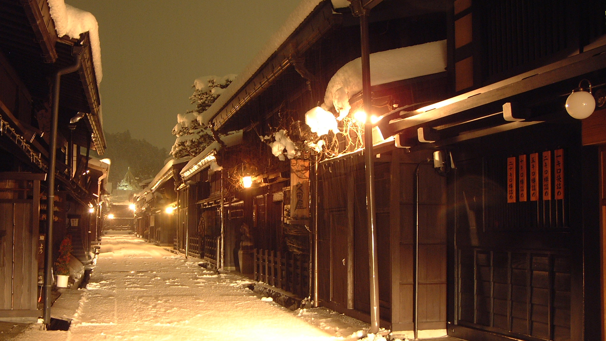 【古い町並】夜の古い町並みは、昼間とはまた違った雰囲気。食後のお散歩におすすめです。