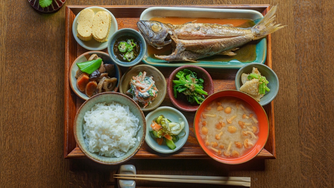 ＜2食付き＞　夕食は創作中華/朝食は和朝食−異なるジャンルの食事をお楽しみいただけます。