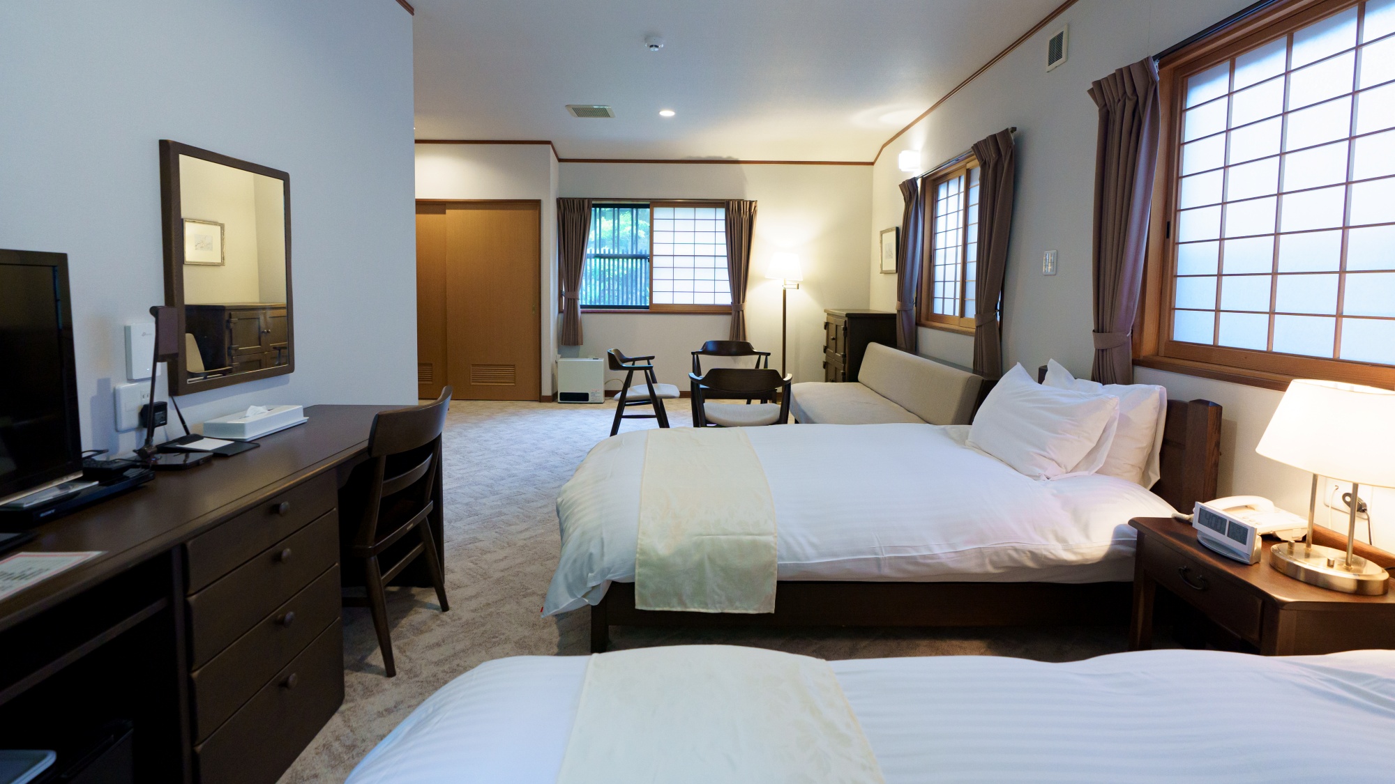 【客室】デラックスツイン：ベッドの前にテレビがございますので、くつろぎながらお楽しみいただけます。