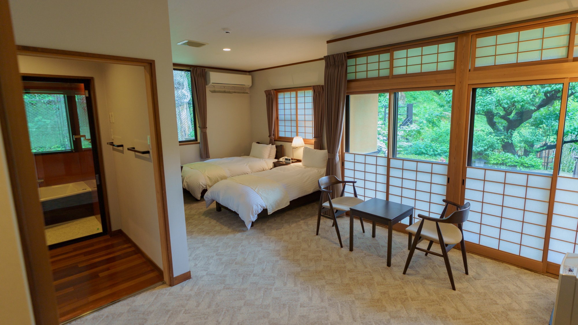 【客室】デラックスツイン：広いタイプのお部屋のため、のびのびとお過ごしいただけます。