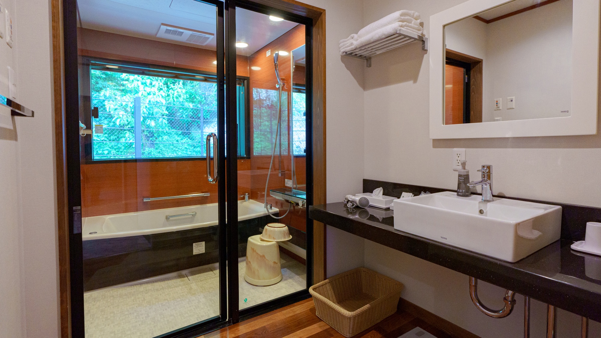 【客室】デラックスツイン：浴室も洗面所も広く設計しております。