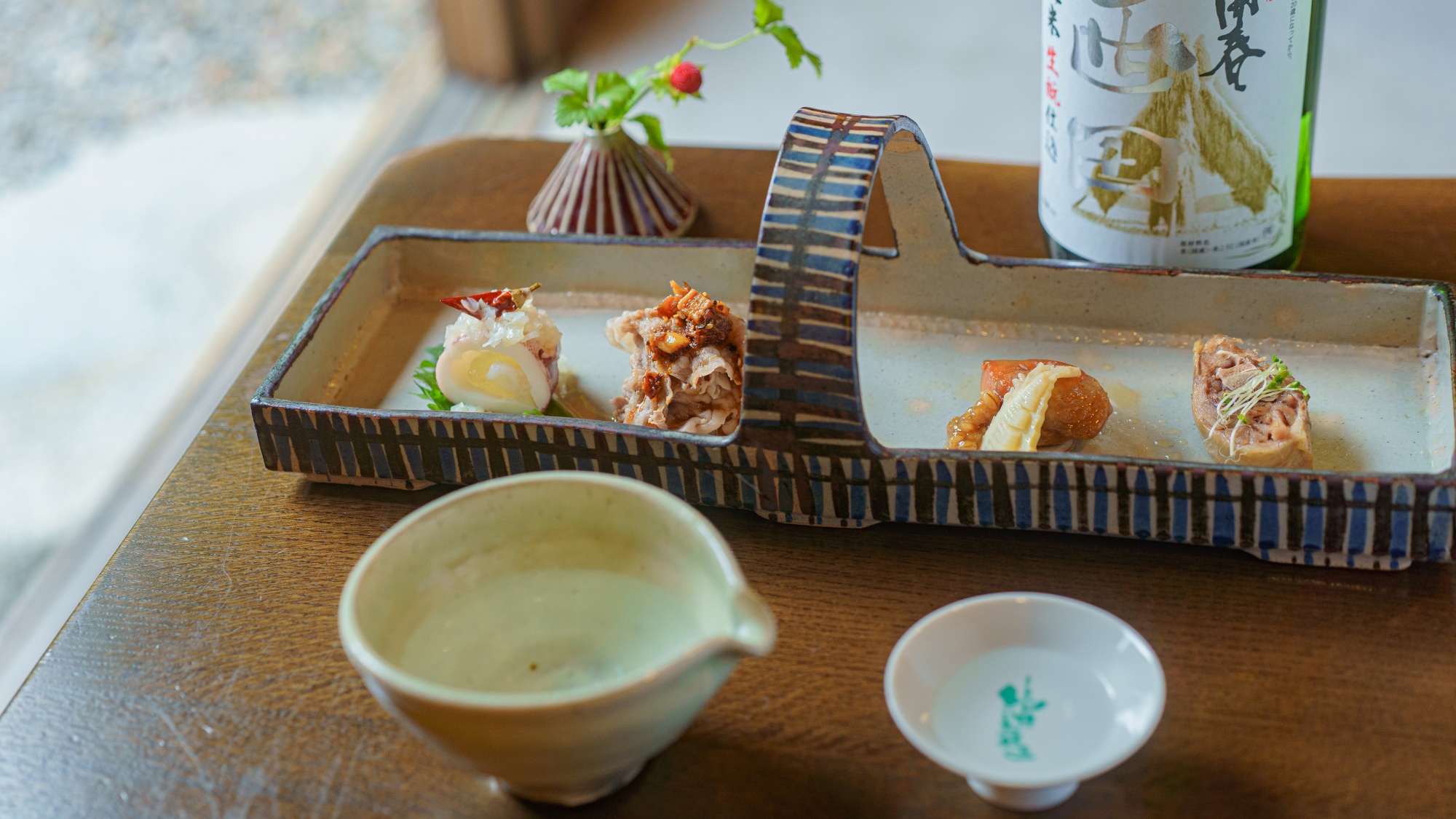 【夕食一例】前菜の盛り合わせ：地酒も複数ご用意しておりますので、お食事に合わせてお楽しみください。