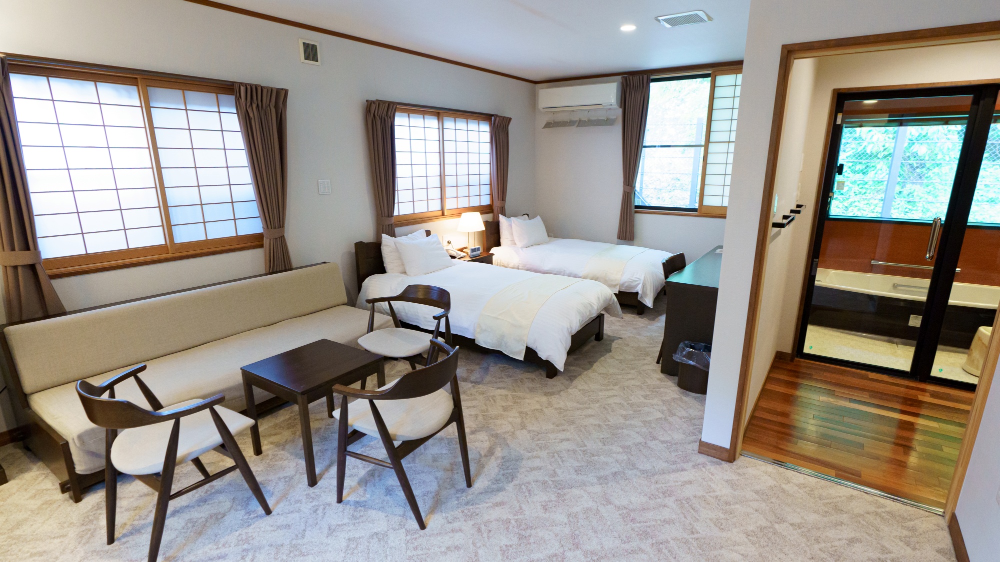 【客室】デラックスツイン：広々としたお部屋でのんびりお過ごしください。