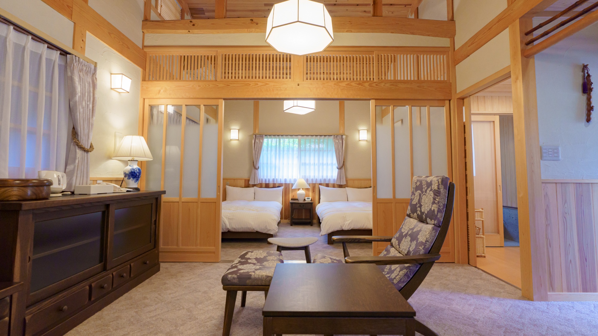 【客室】デラックス福石・離れ：椅子や机はオーダーメイドで飛騨高山の木を使用しております。