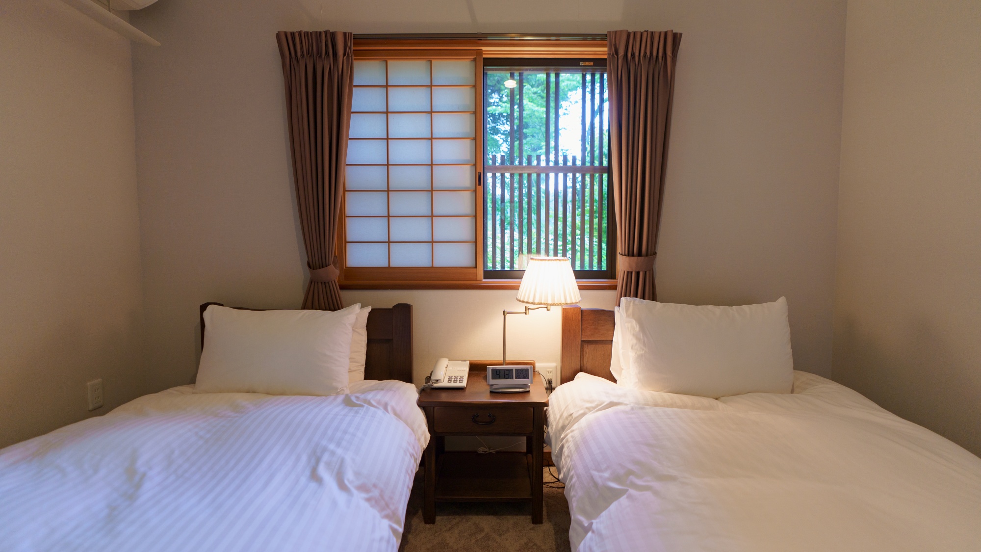 【客室】デラックスツイン:コンセントが枕元にあるため、便利です。