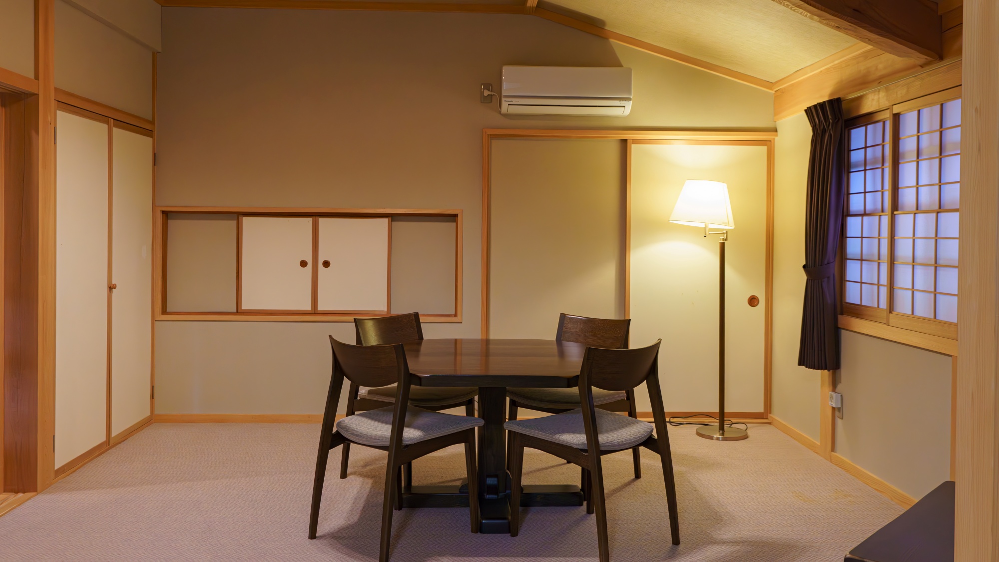 【客室】和洋室スイート：和洋の組み合わせで、気分によって過ごす場所をお選びいただけます。