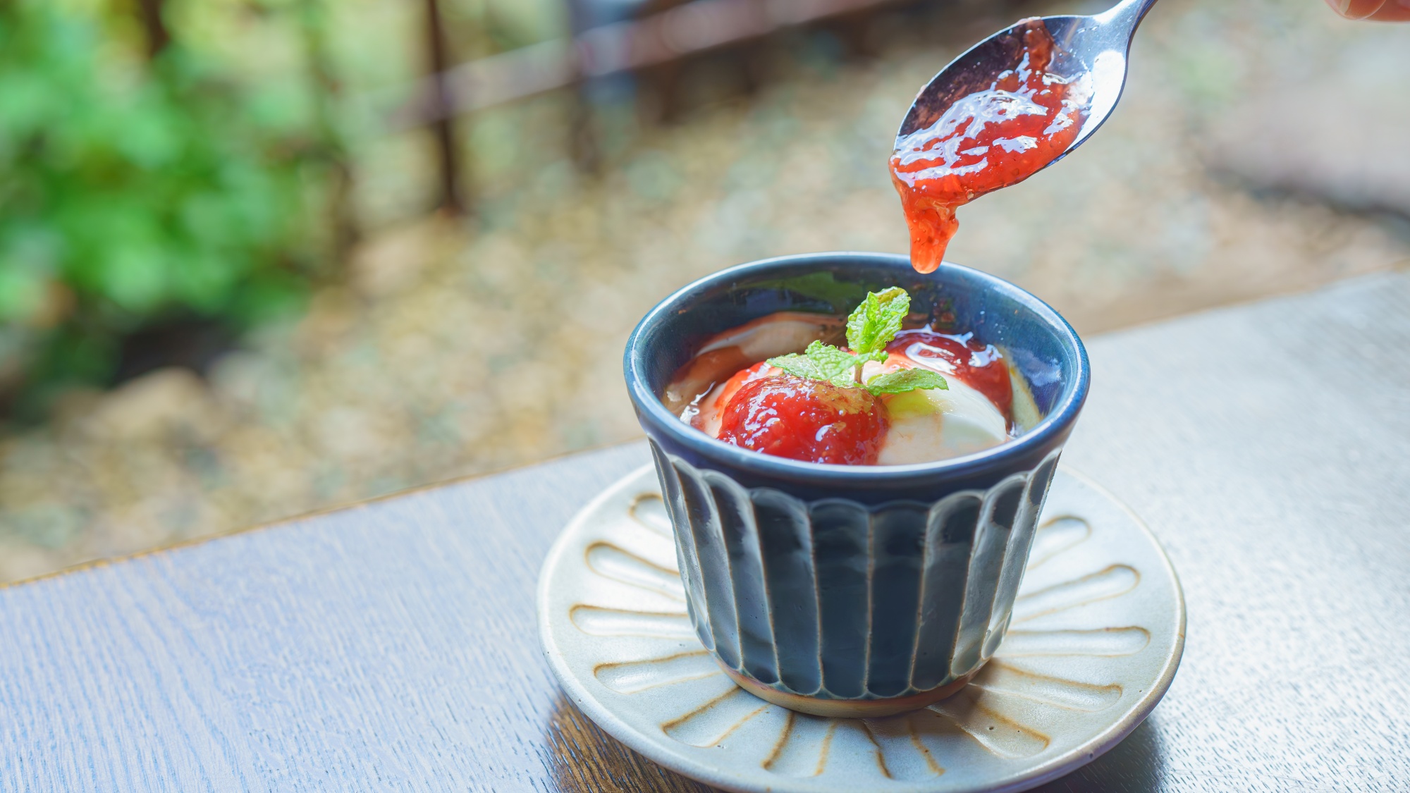 【夕食一例】デザート：地元の器を使用して様々なメニューをご用意しております。