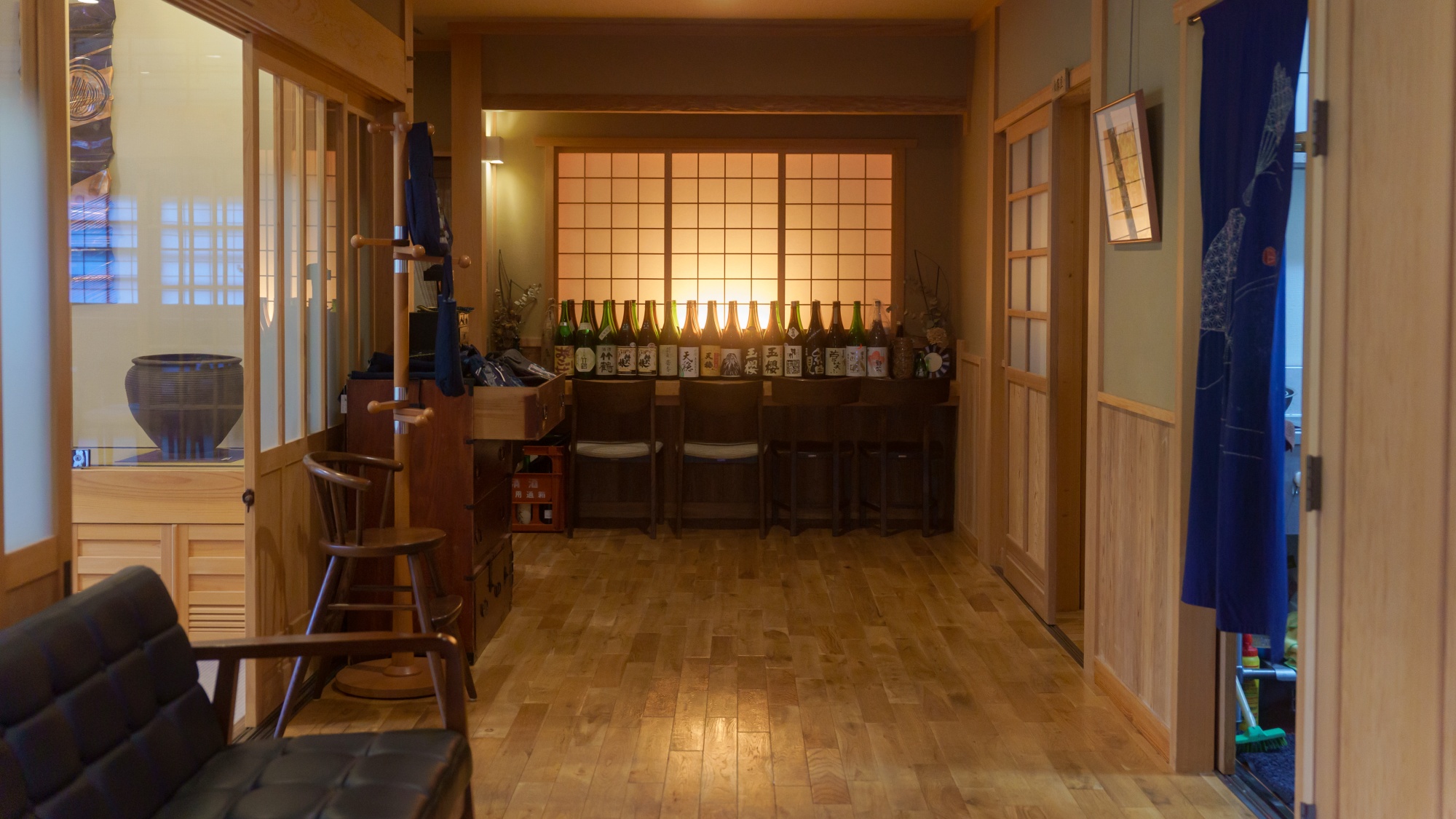 【館内】玄関から入ると、柔らかな明かりでお客様をお出迎えいたします。