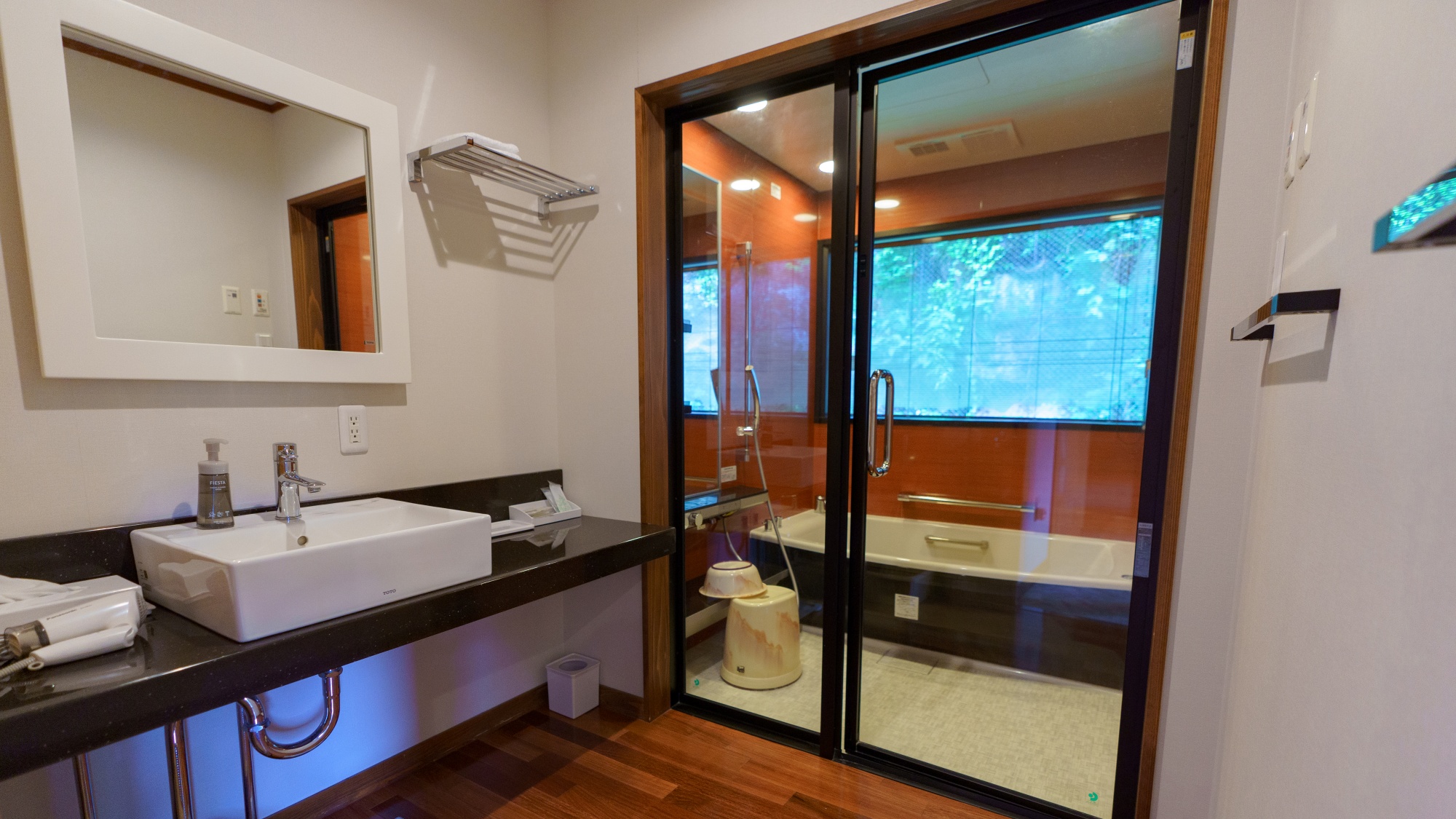 【客室】スタンダードツイン：洗面所と浴室が隣接しているため、身支度にも便利です。