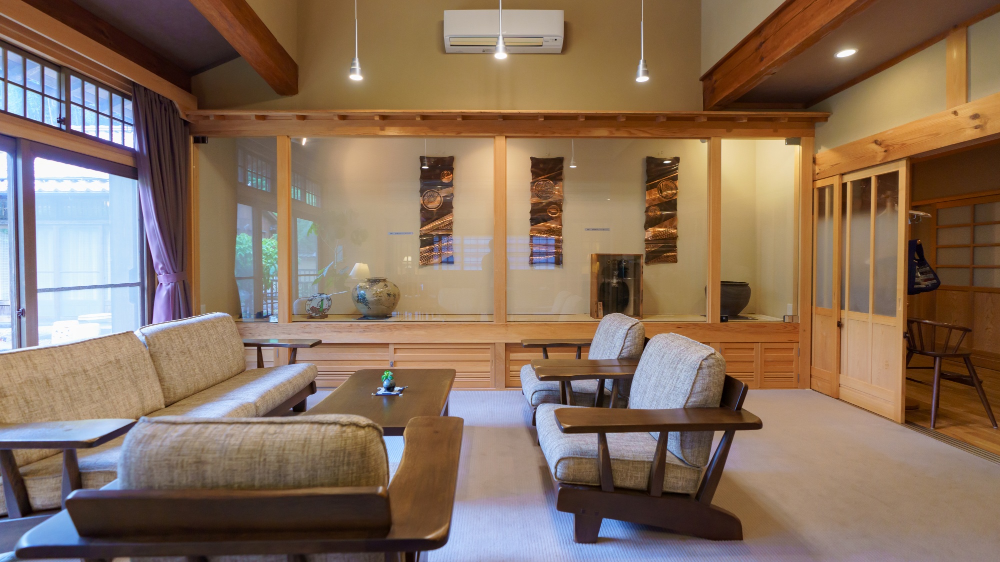 【ロビー】休憩スペースとしてもご利用いただけます。ごゆっくりお寛ぎください。