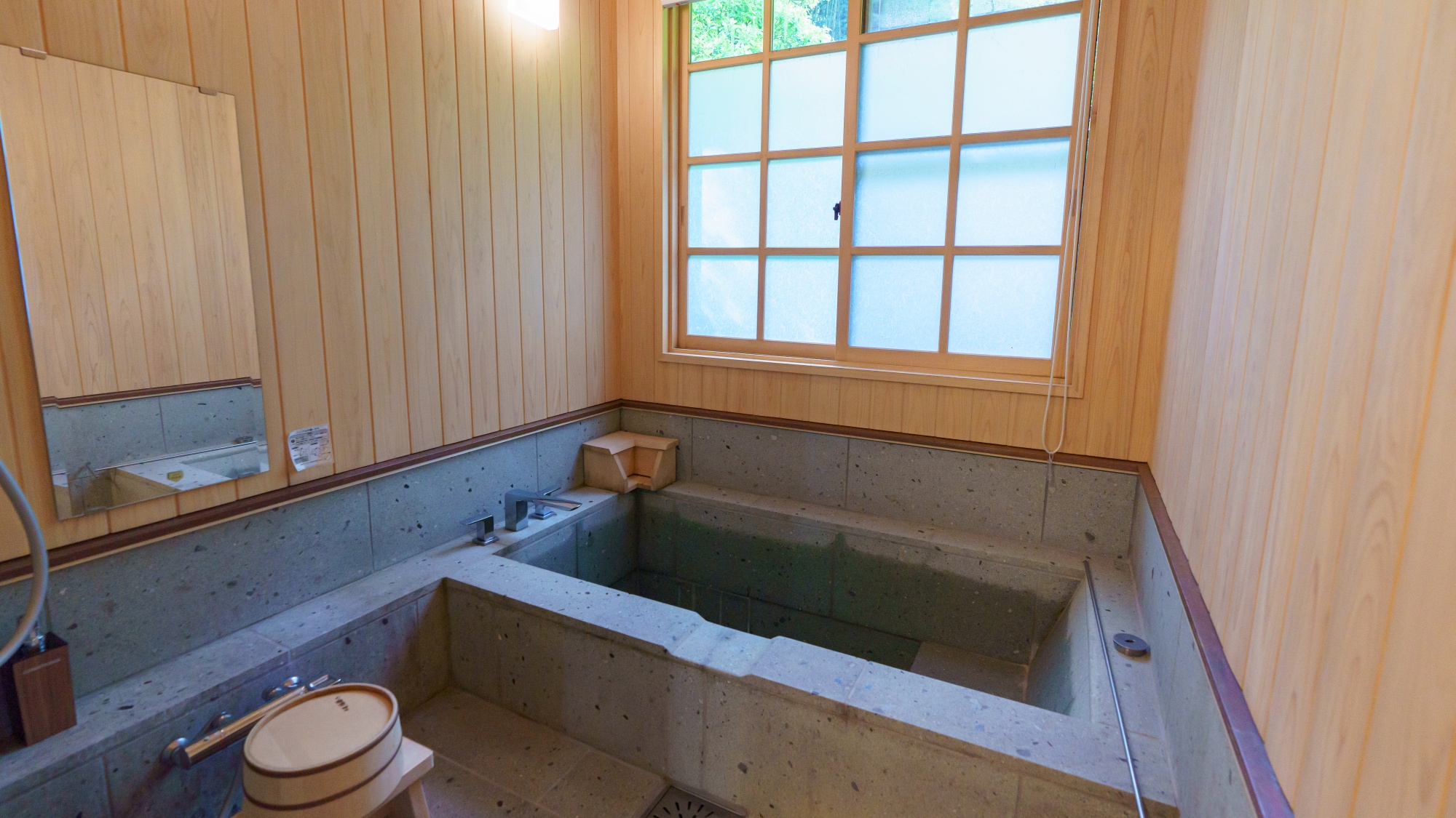 【客室】デラックス福石・離れ：離れ客室のみ石風呂をご用意しております。