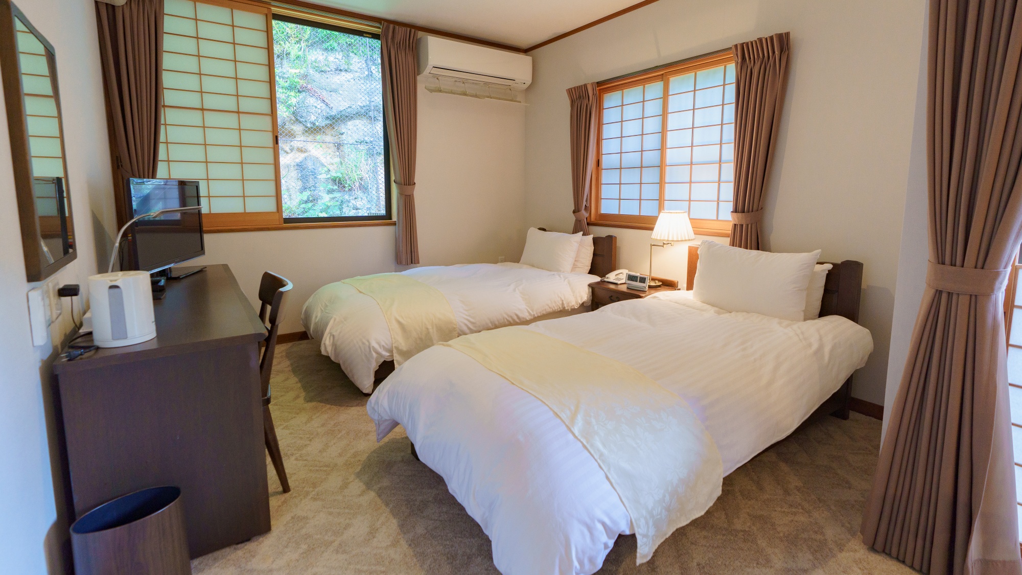 【客室】デラックスツイン：朝や日中は、やわらかな自然の光がお部屋を包みこみます。