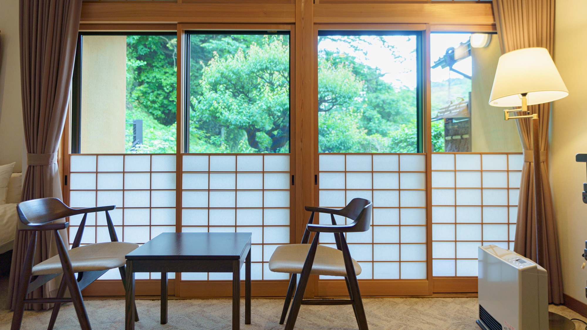 【客室】デラックスツイン：木々の景色を感じながらお寛ぎください。