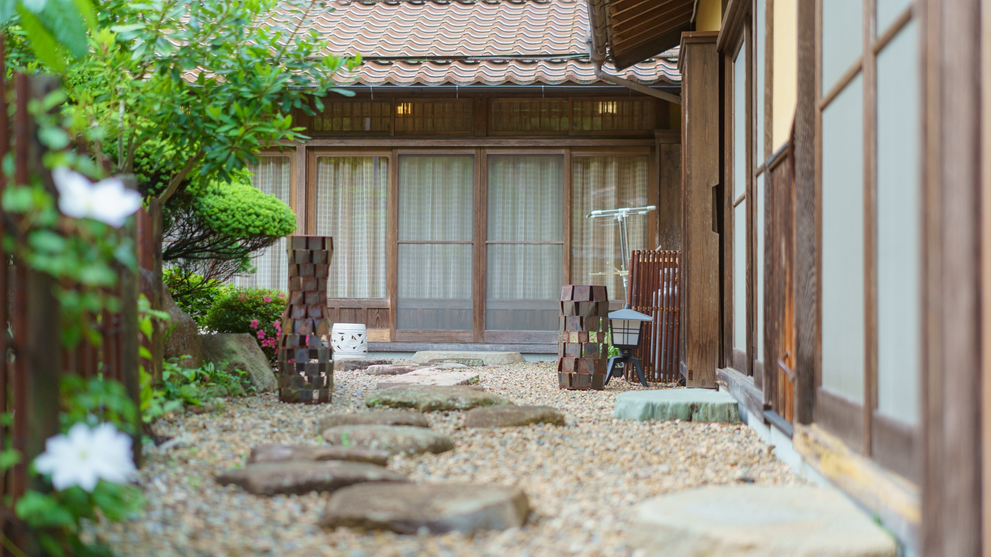 【館内】昔ながらの趣を残した中庭がございます。