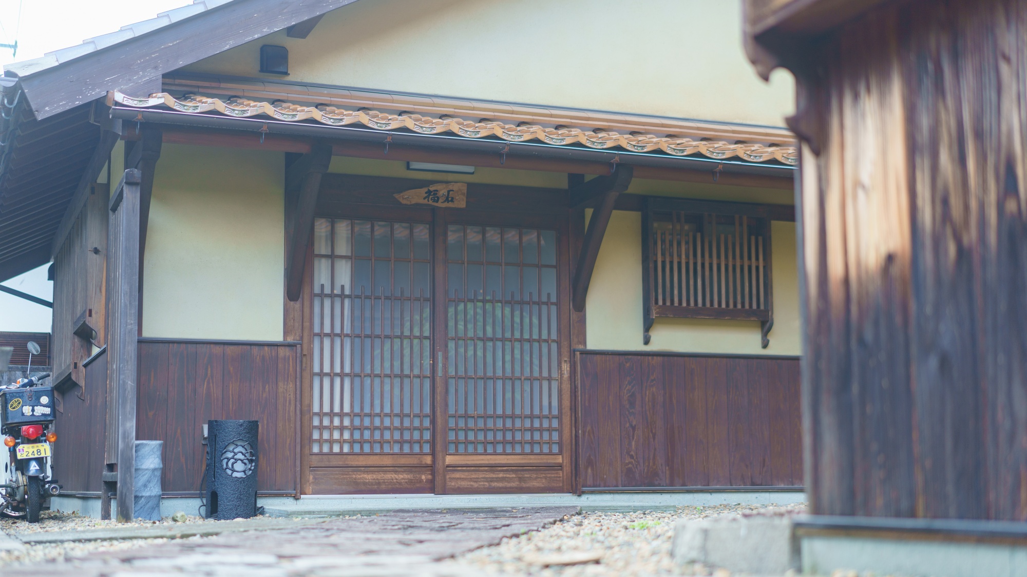 【客室】デラックス福石・離れ：本館から少し離れておりますので、プライベート空間をしっかり守れます。