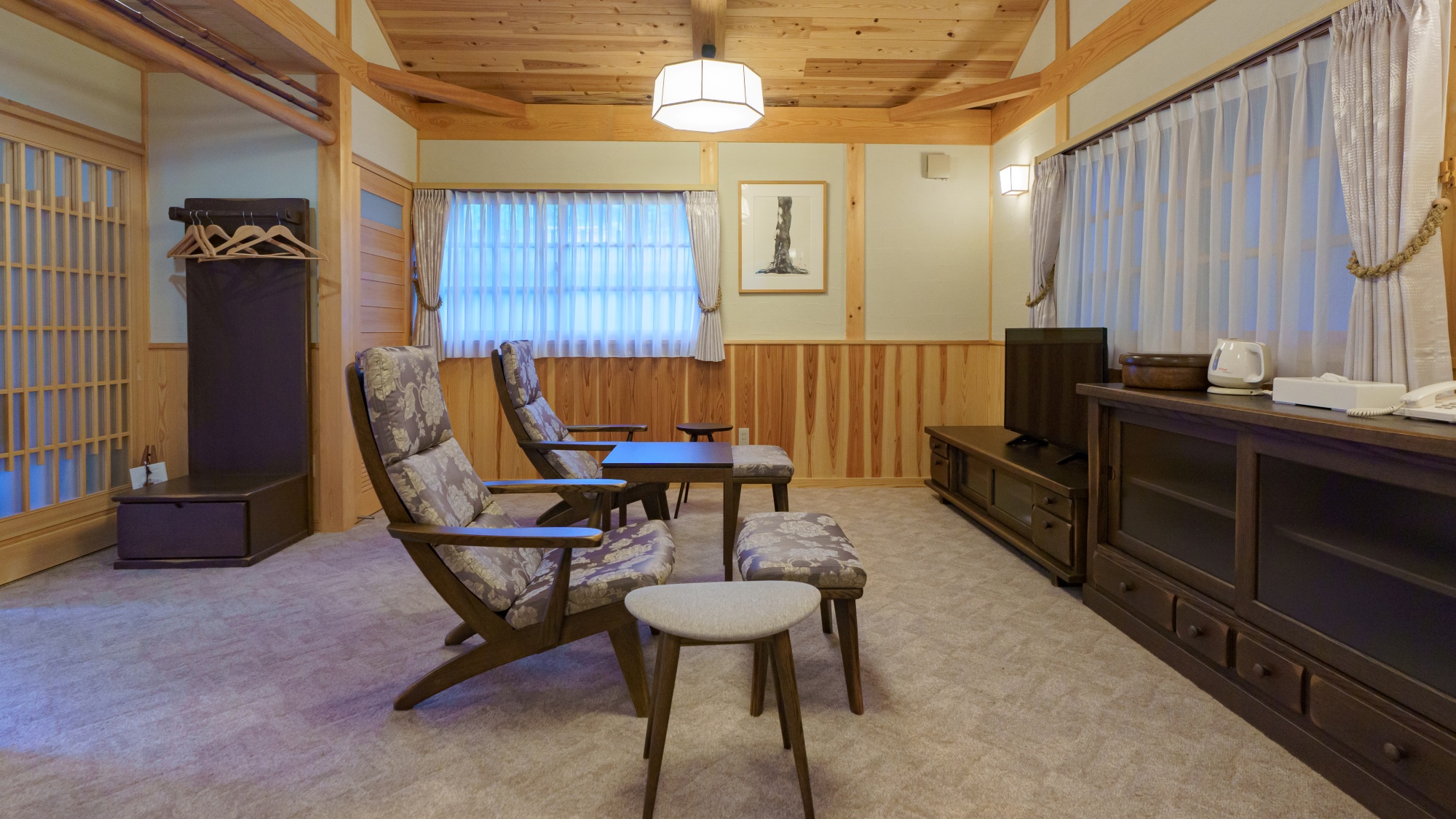 【客室】デラックス福石・離れ：木のぬくもりを感じる広々とした造りにこだわりました。