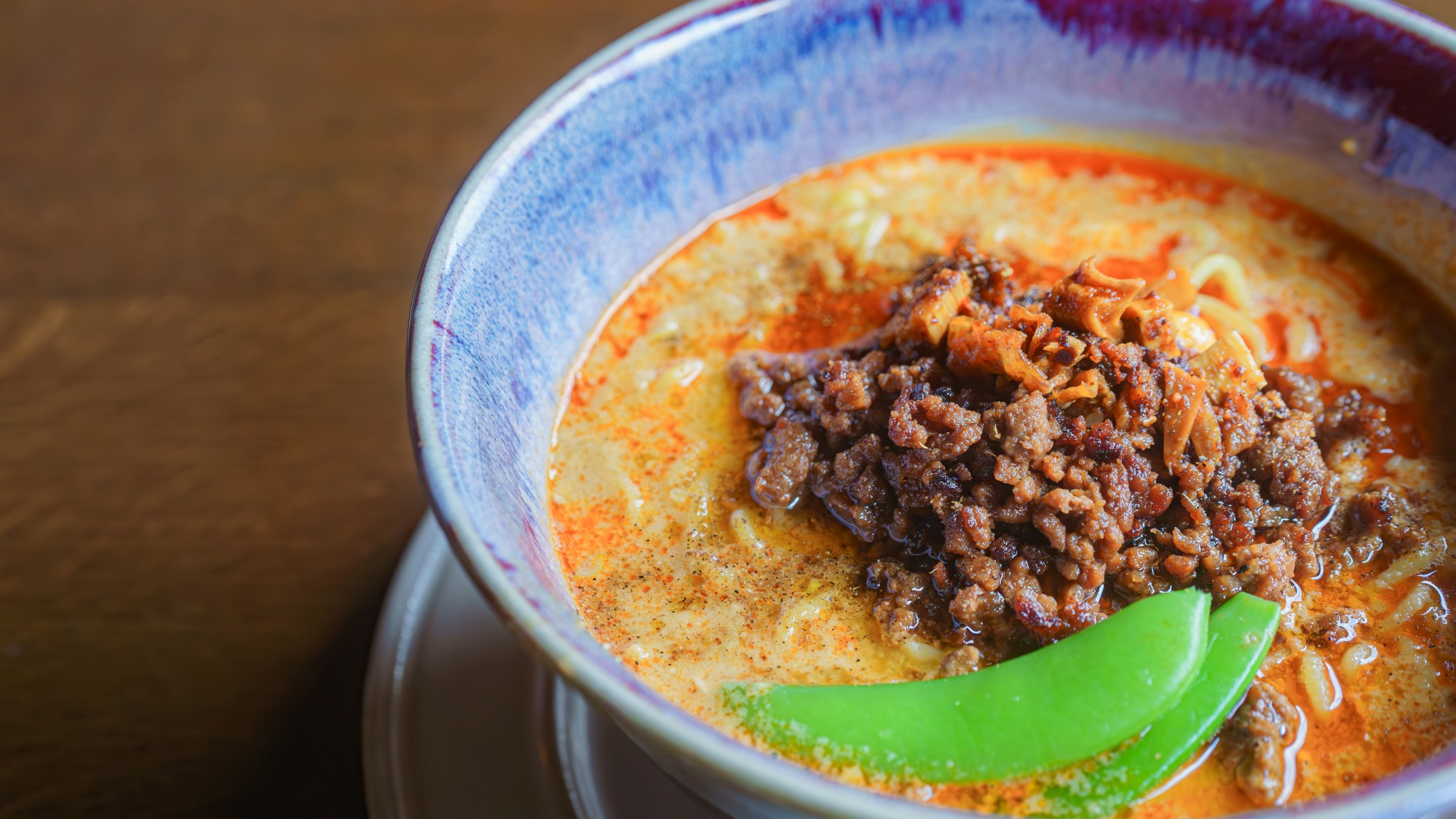 【夕食一例】担々麺：マイルドかつピリ辛な味付け。こちらも人気メニューです。