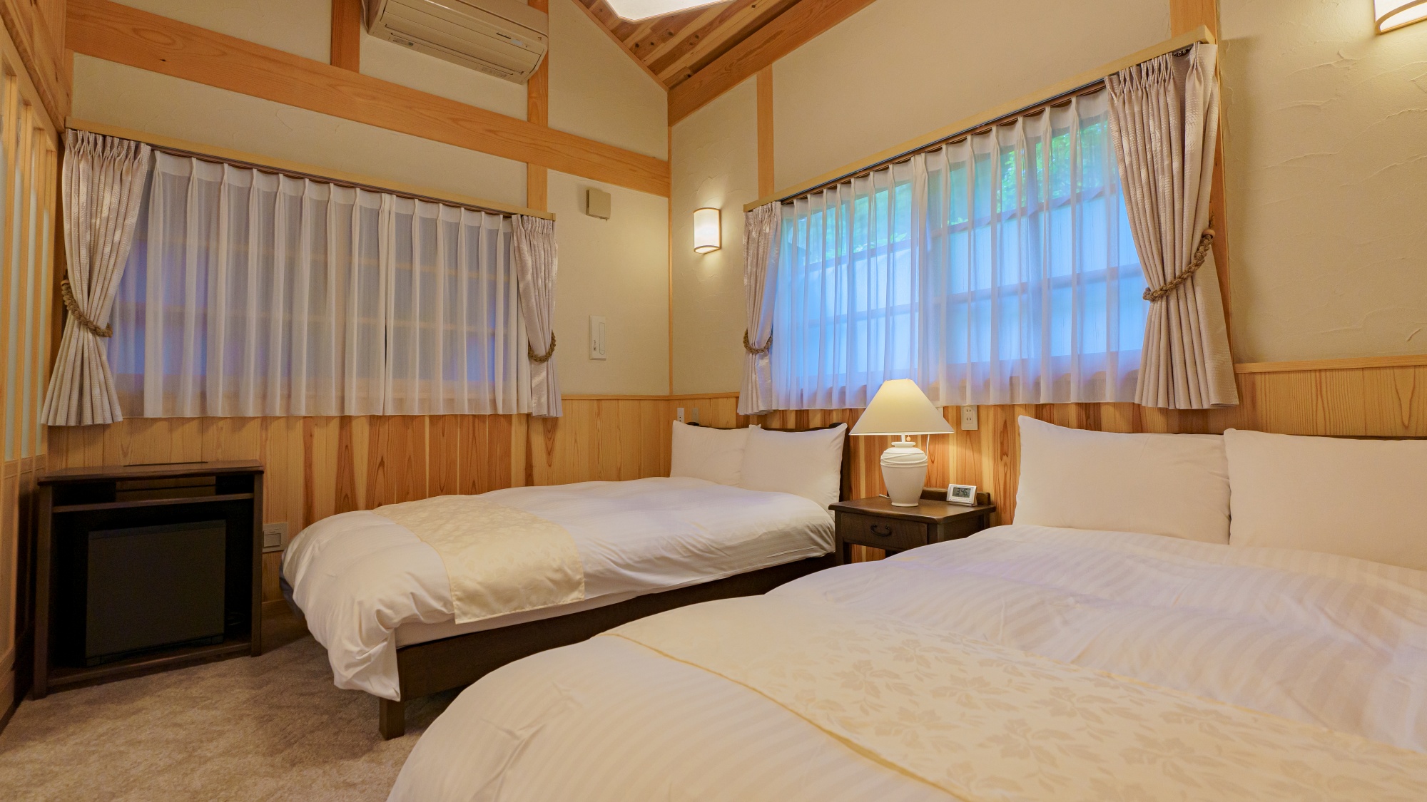 【客室】デラックス福石・離れ：やわらかな明かりが空間を包み込みます。