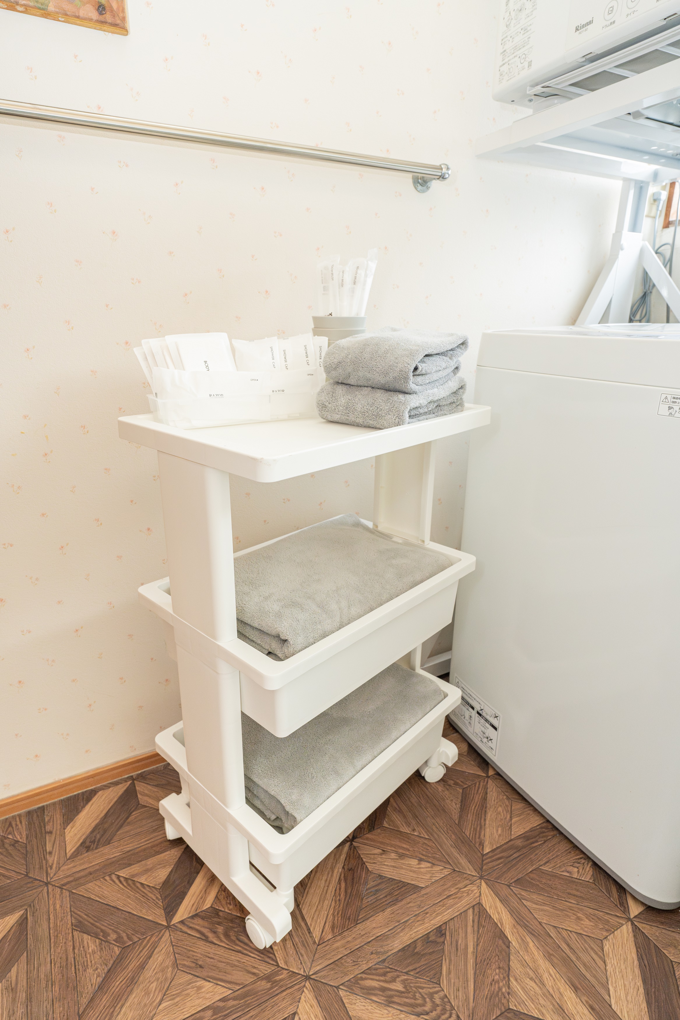 ランドリーエリア ・アメニティ（歯ブラシ・ボディスポンジ・シャワーキャップ・レザー）バスタオル・フェ