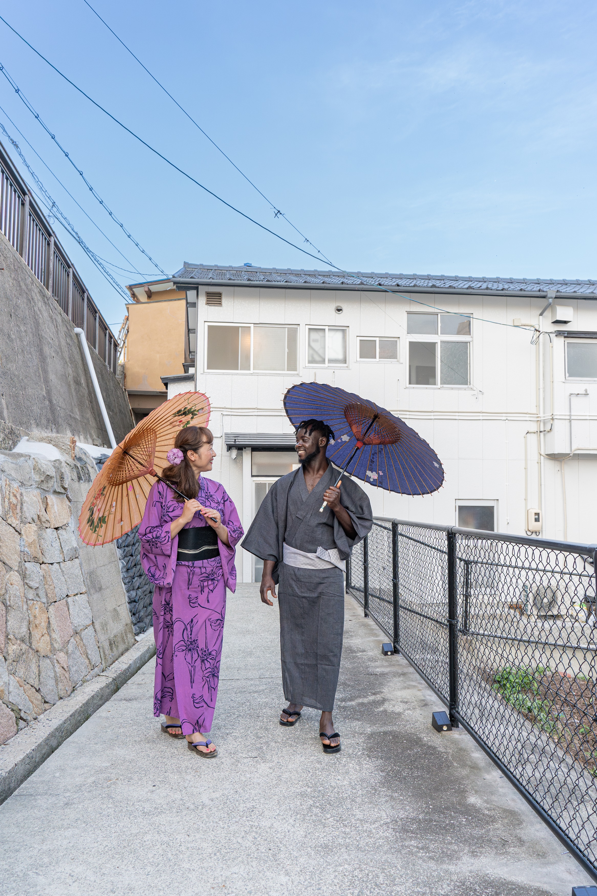 灯篭を右手に入り通路よりインジホテル下関を見た様子