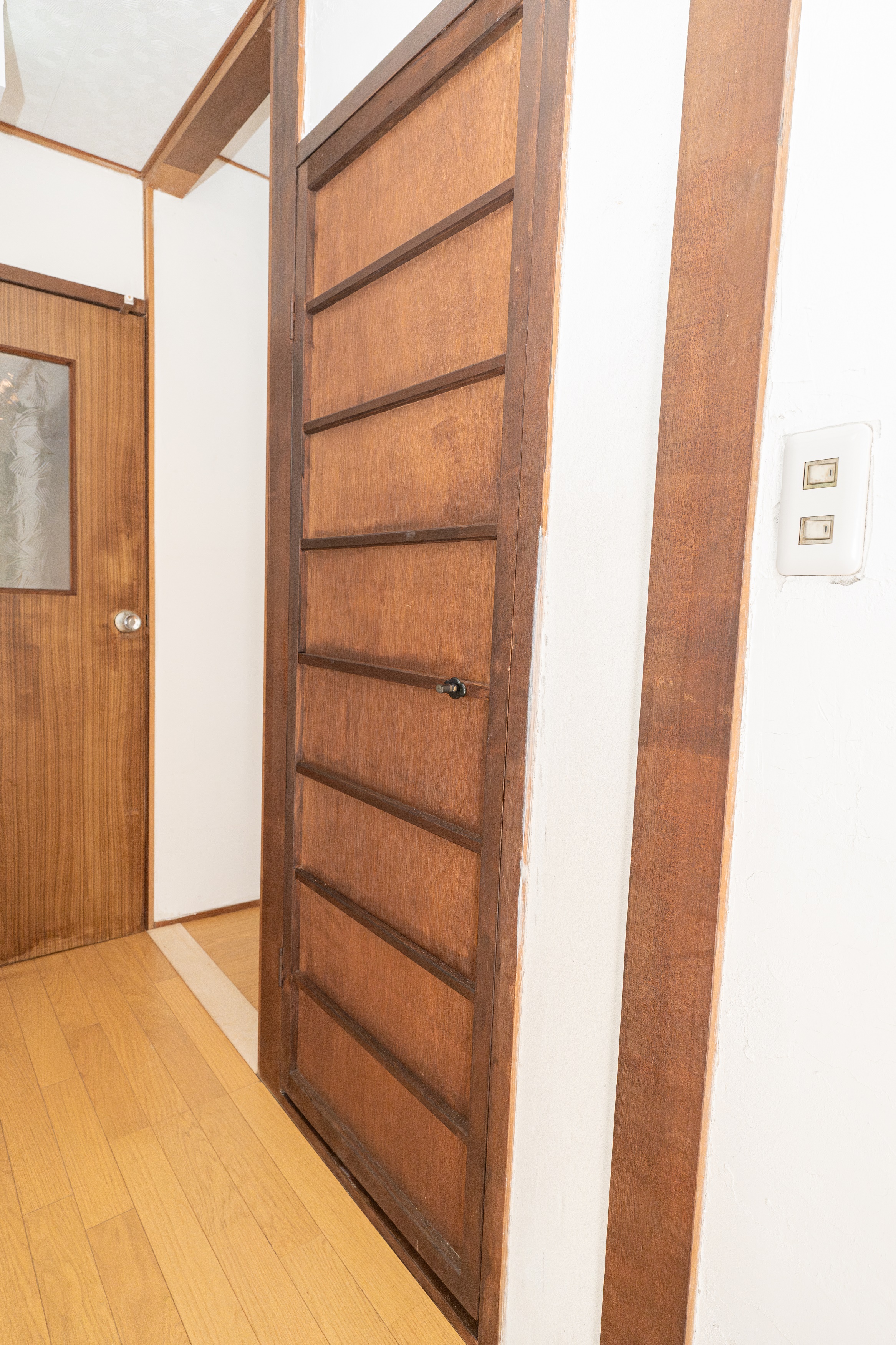 玄関奥・右手のクローゼット