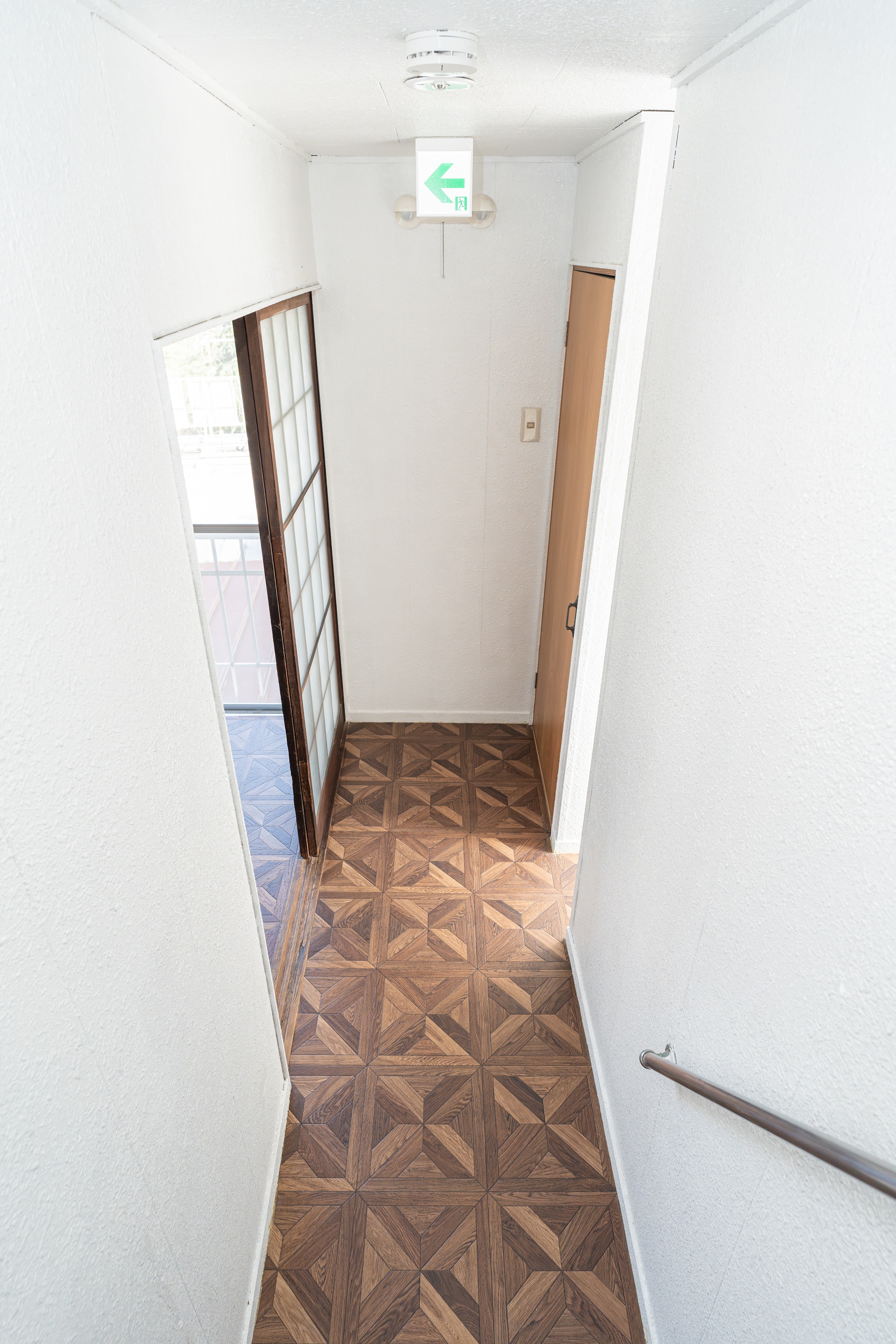 2階から階段下を見た様子