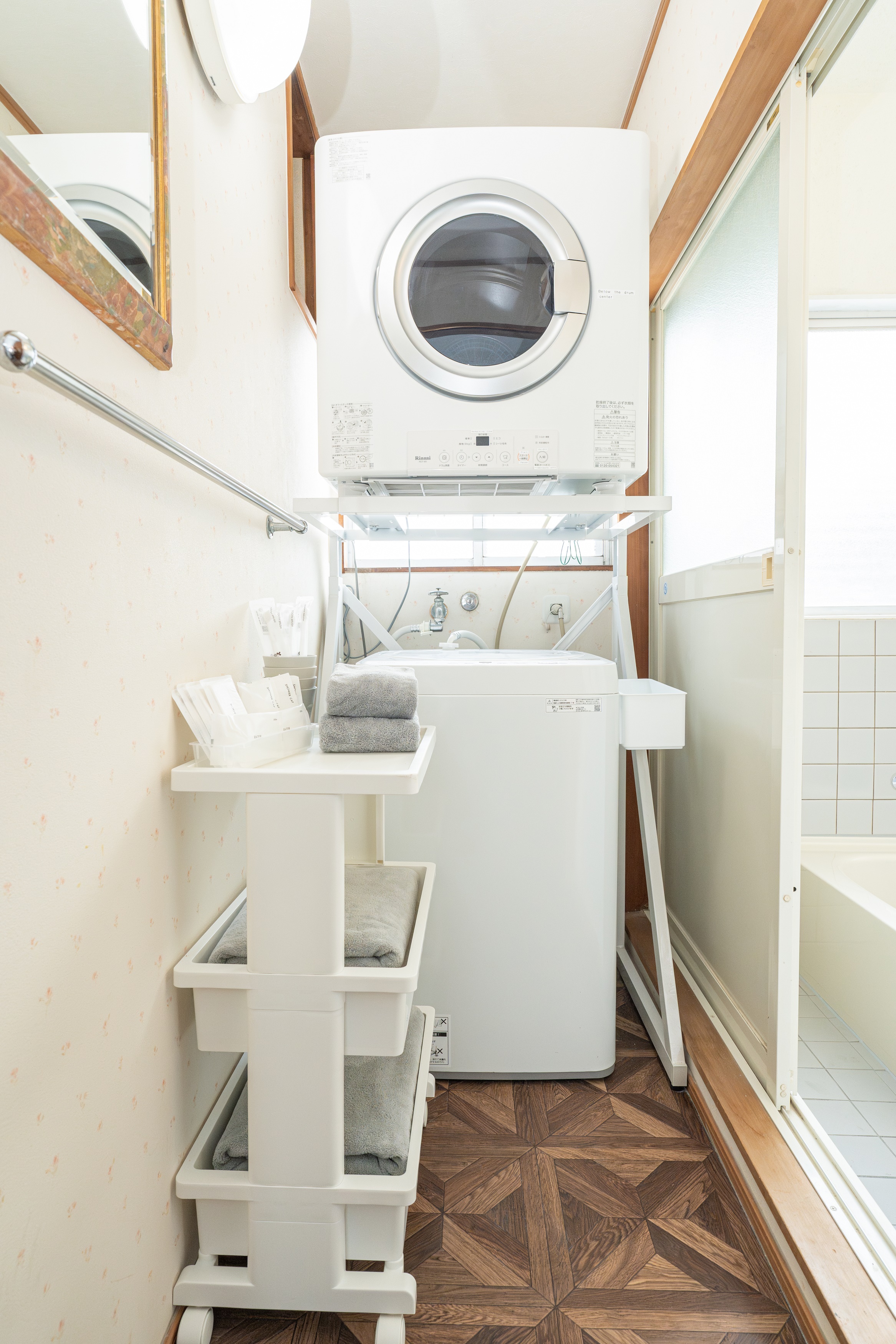 Laundry area, washing machine, dryer, amenities