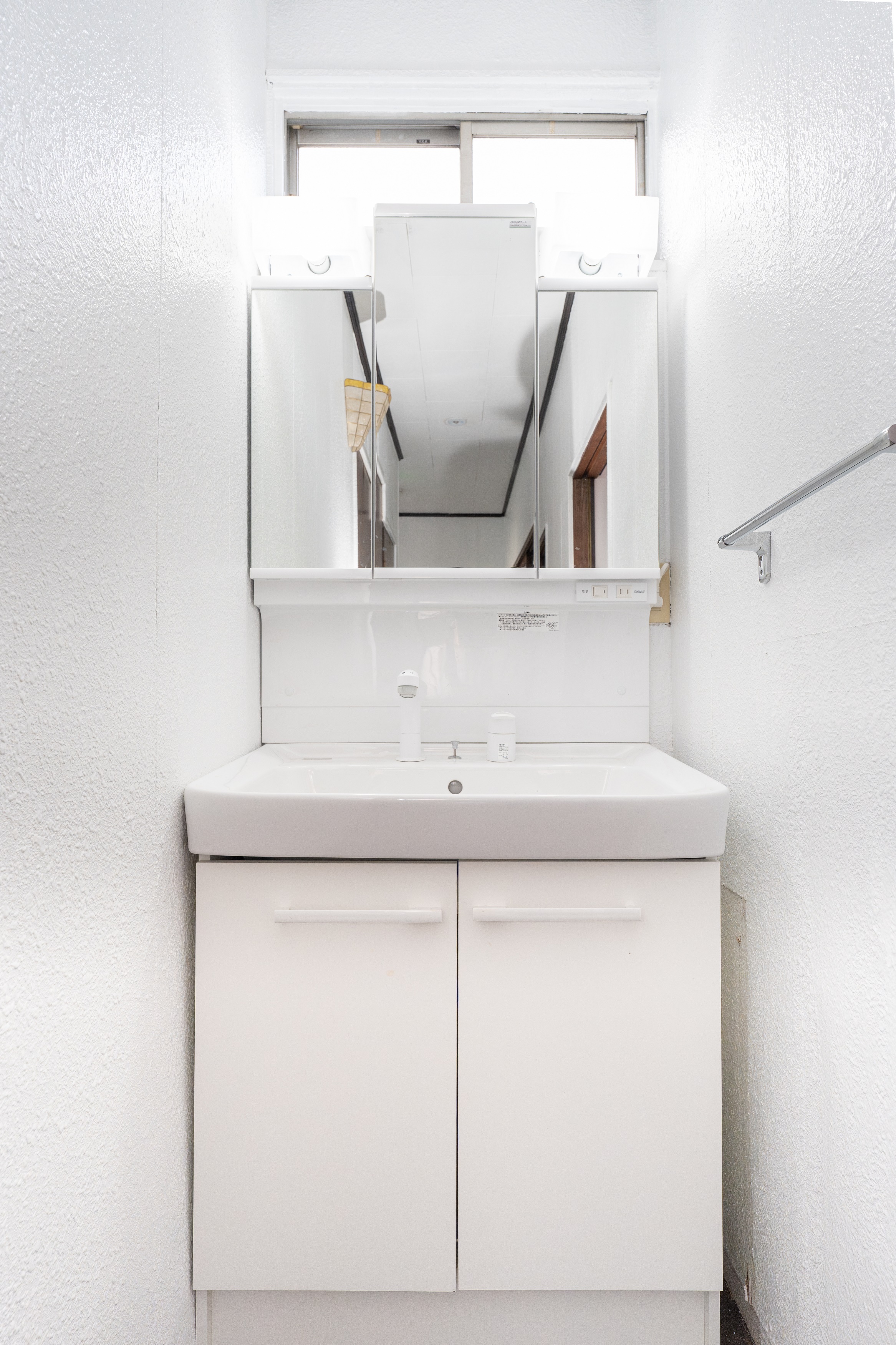 洗面台・下の扉にドライヤーが2つ入っています