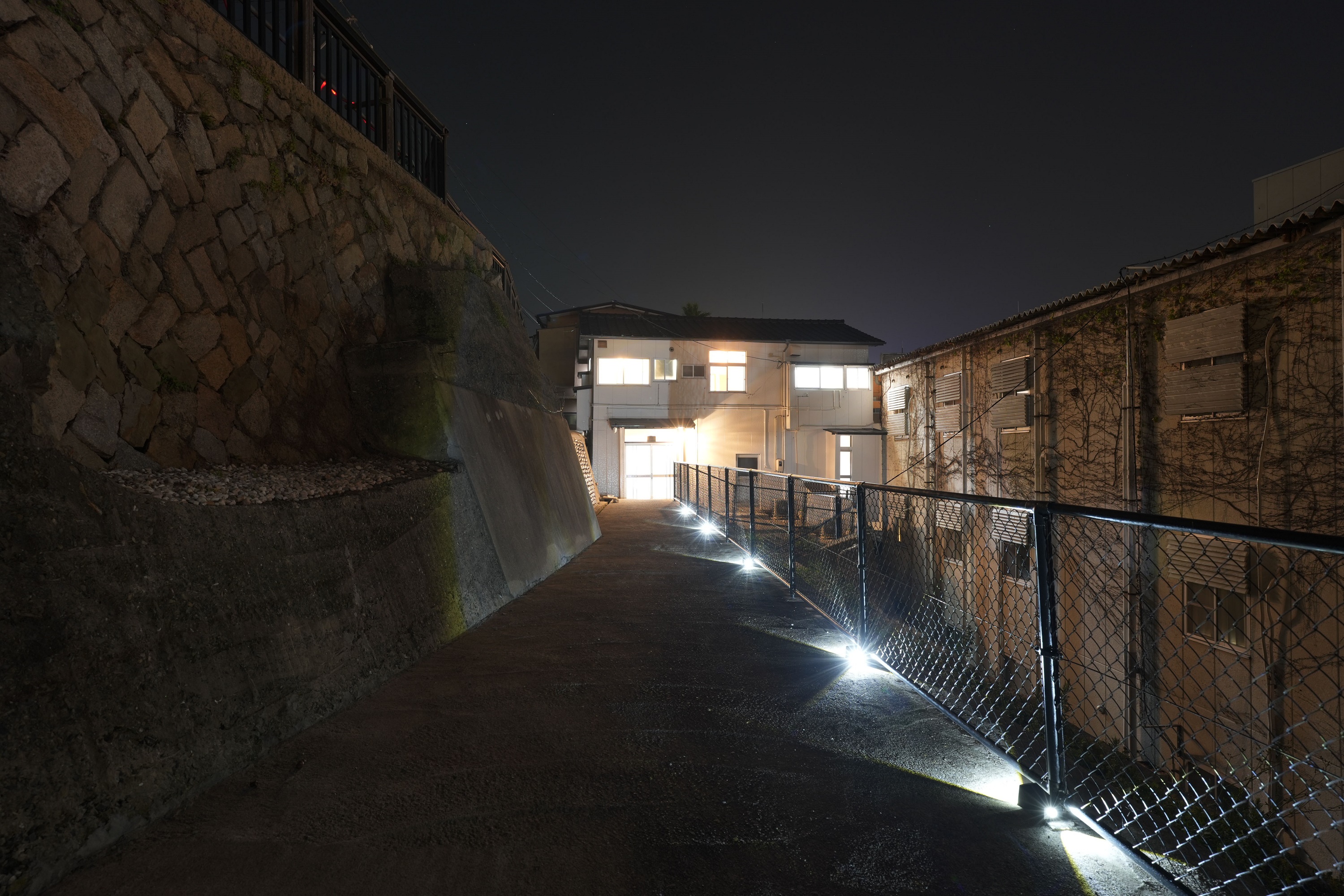 インジホテル下関  建物外観  通路より