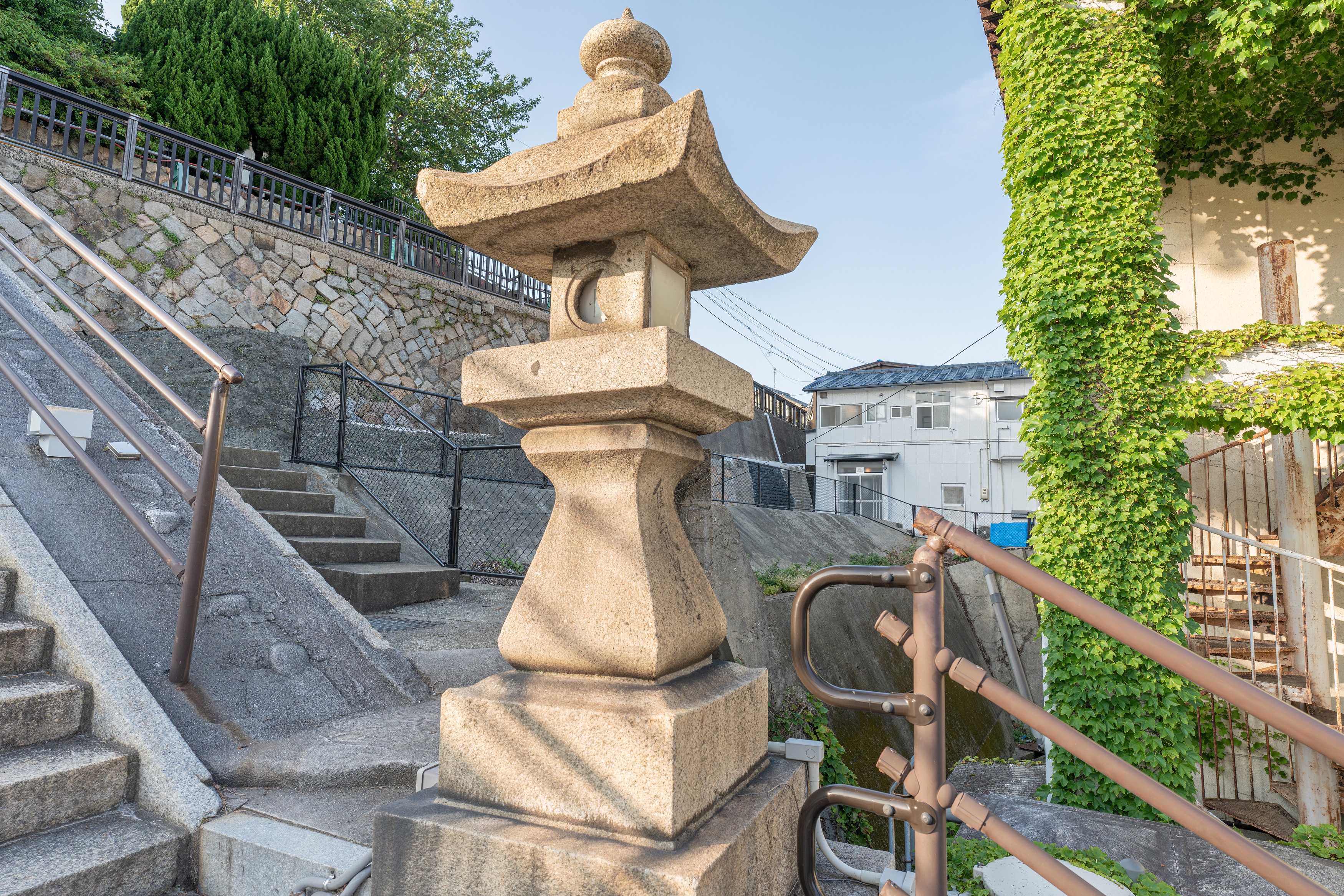 大歳神社参道2個目の灯篭・インジホテル下関・入口部分