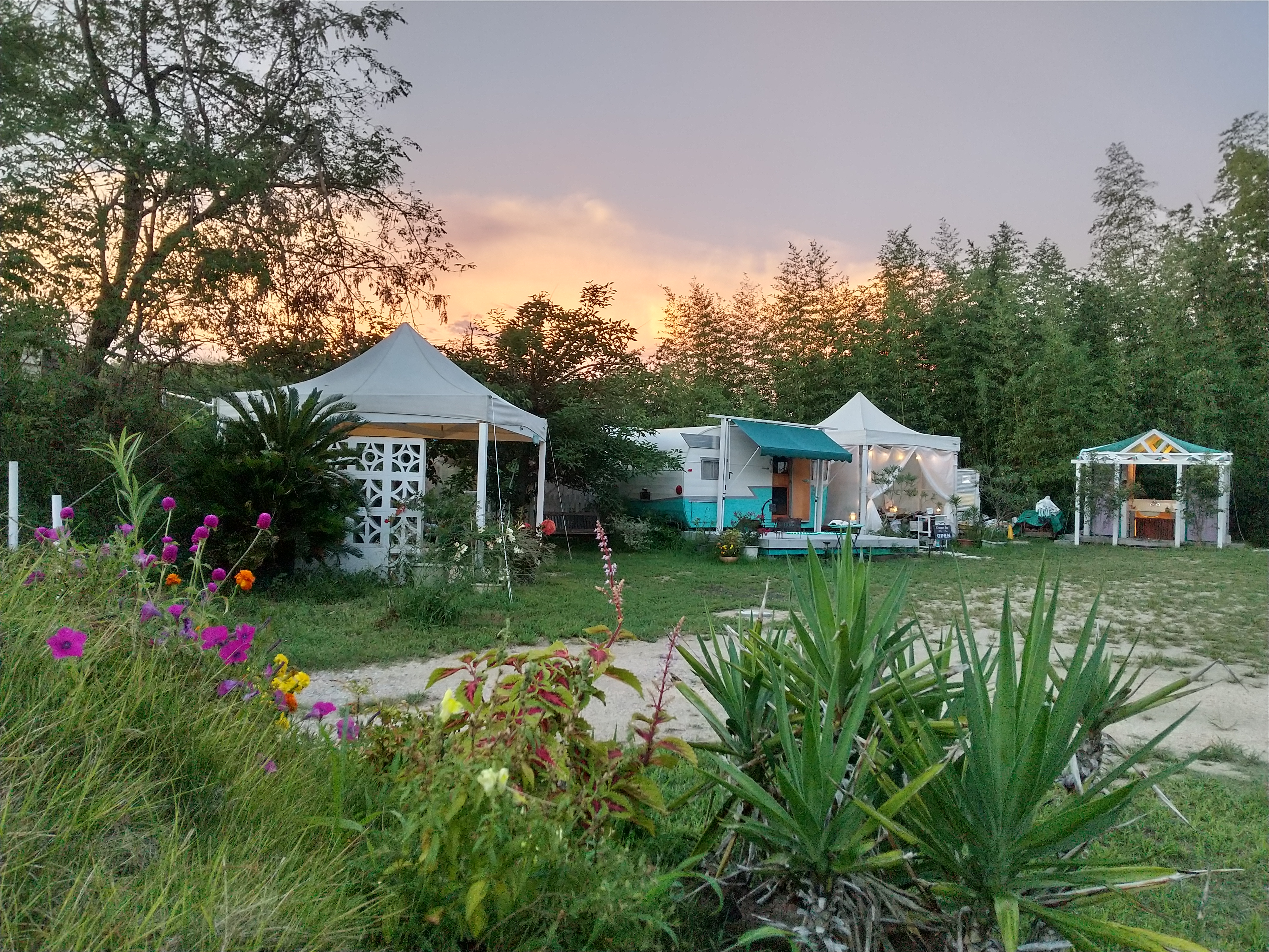 炊事場と管理棟と共同トイレ