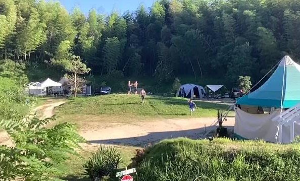 夏はスプリンクラーで水浴びもできます。