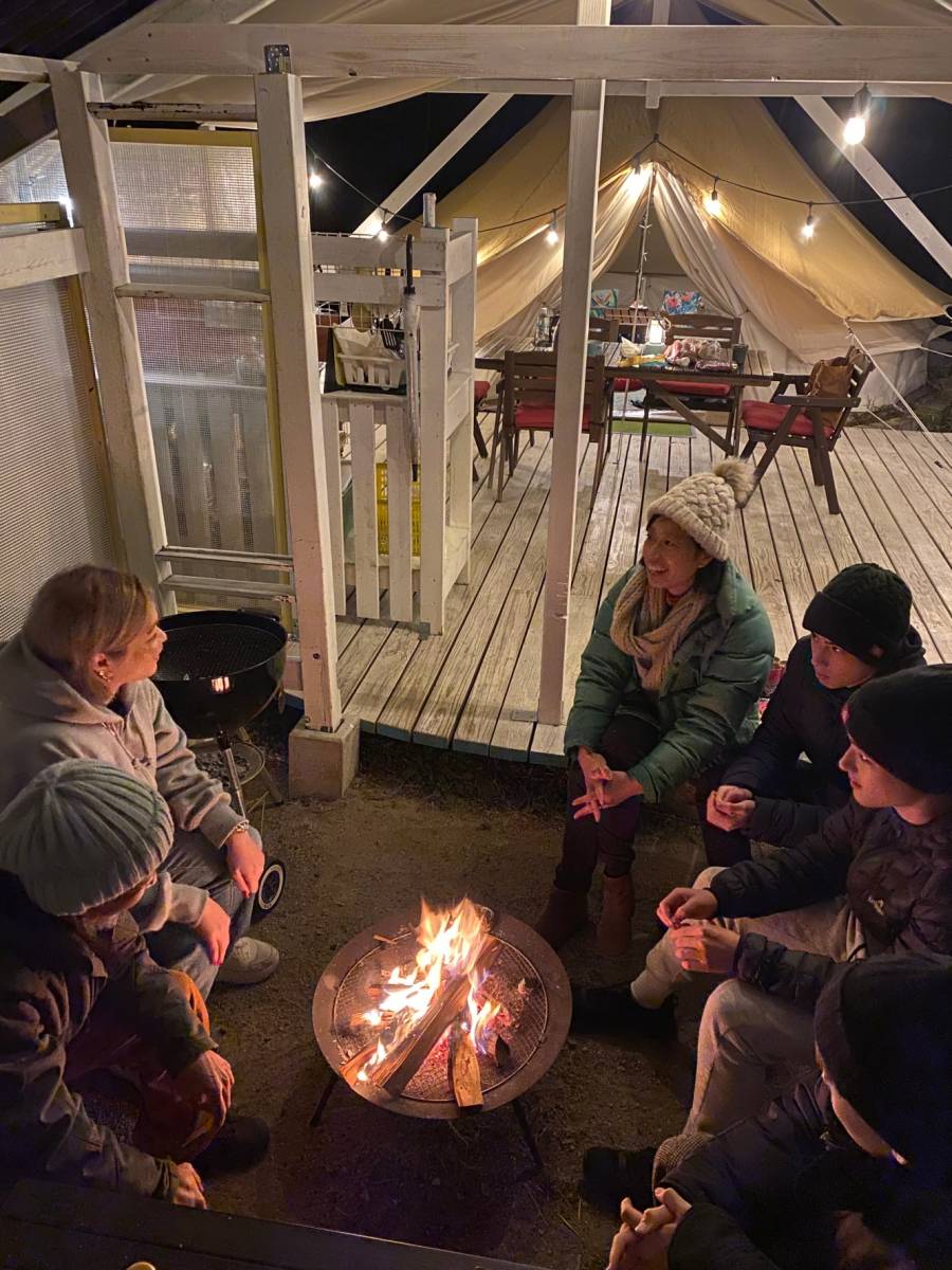 各サイトに屋根と風除けのあるBBQ＆焚火スペースを設置しています。少雨や風のある日でも影響を最小限にしてBBQや焚火が楽しめます。