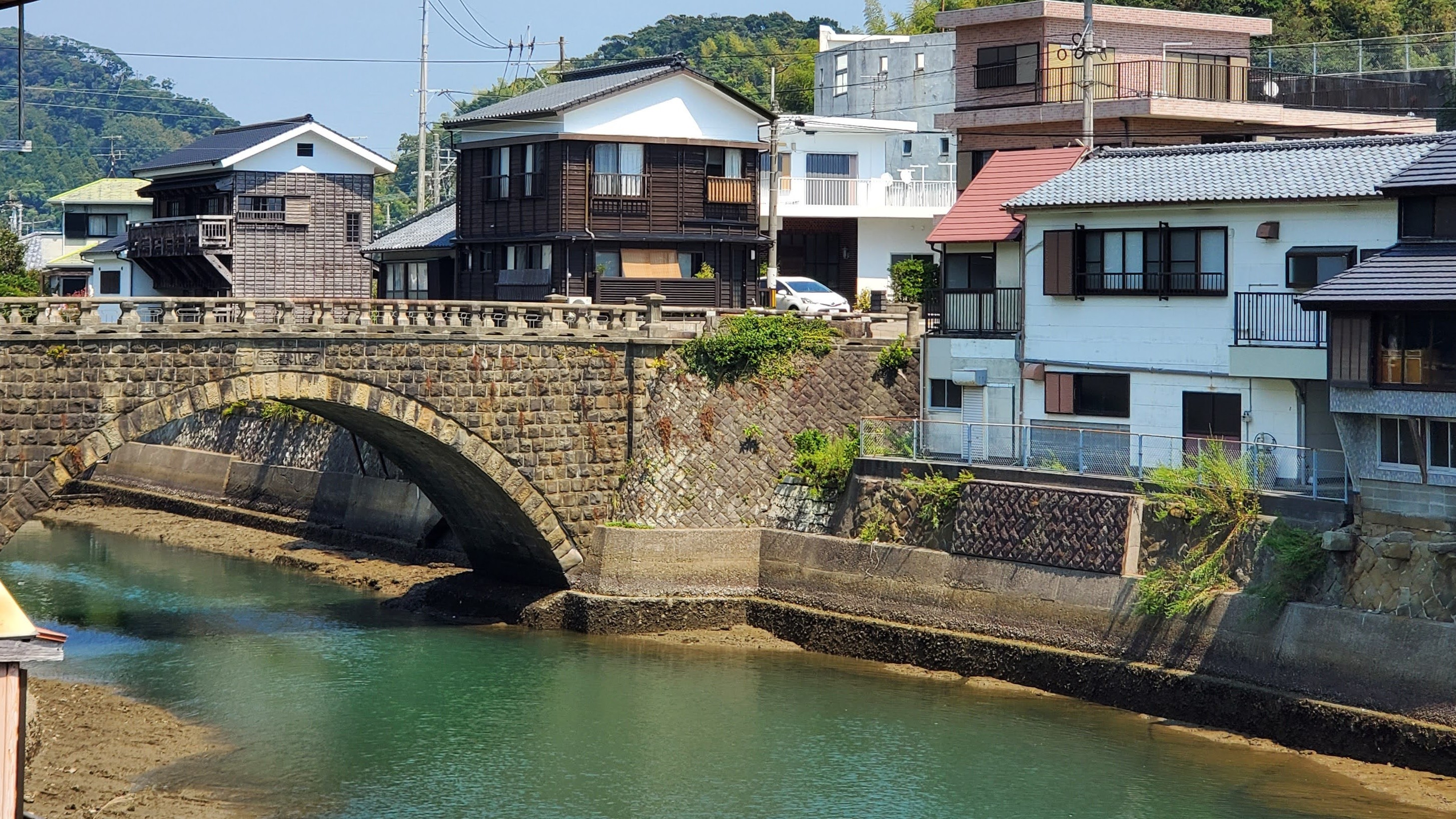 堀川運河を望む白い2階建ての建物です！