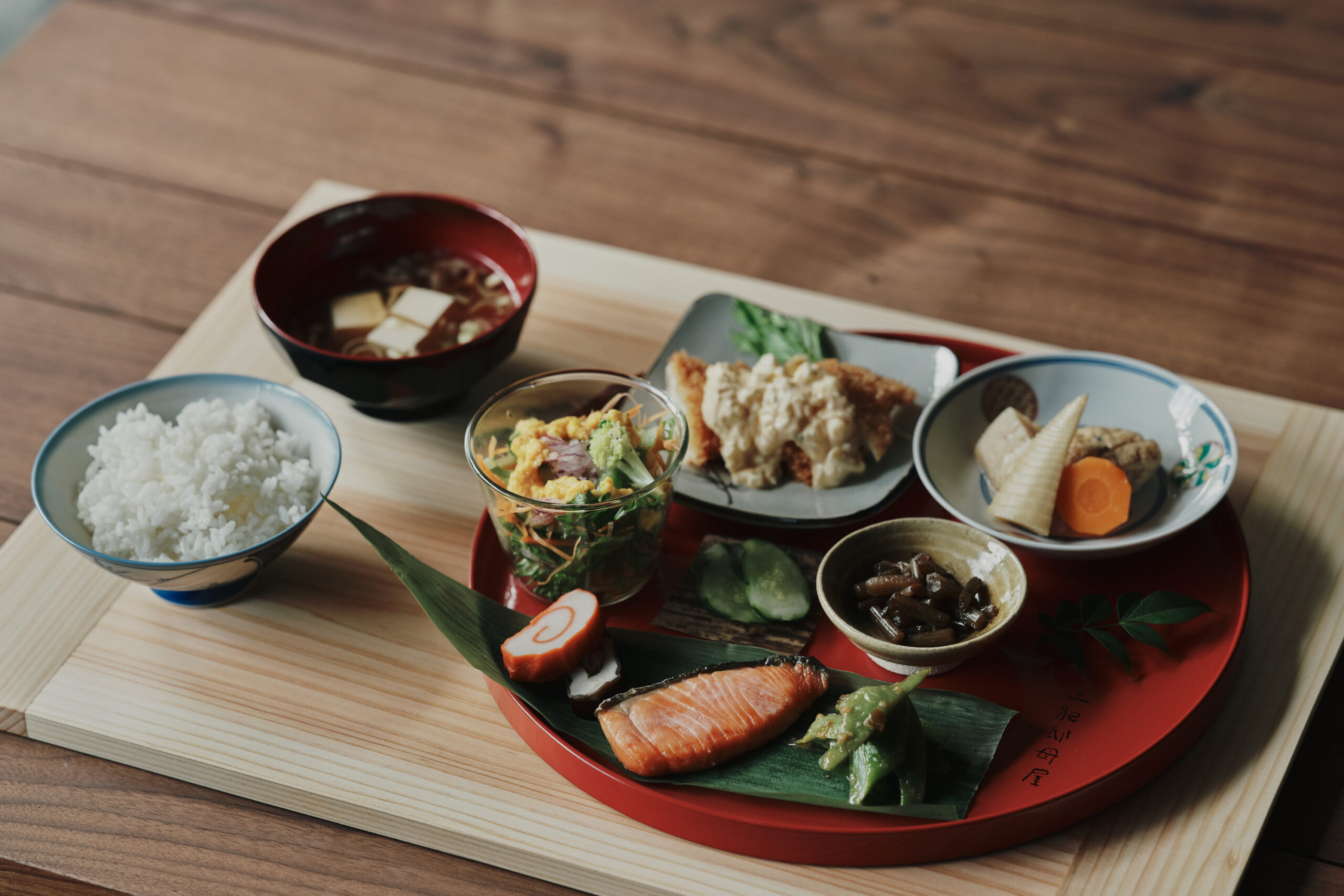 施設内には 立山町に暮らす地域のお母さんたちが作る"おかんの味（お惣菜）"が楽しめる御食事処「台所」があります。

◆メニュー
◎お昼ごはん　11:30～14:30
◎朝ごはん　　7:30～10:00（土、日のみ）
◎お惣菜 販売

◆定休日　
水曜日・木曜日