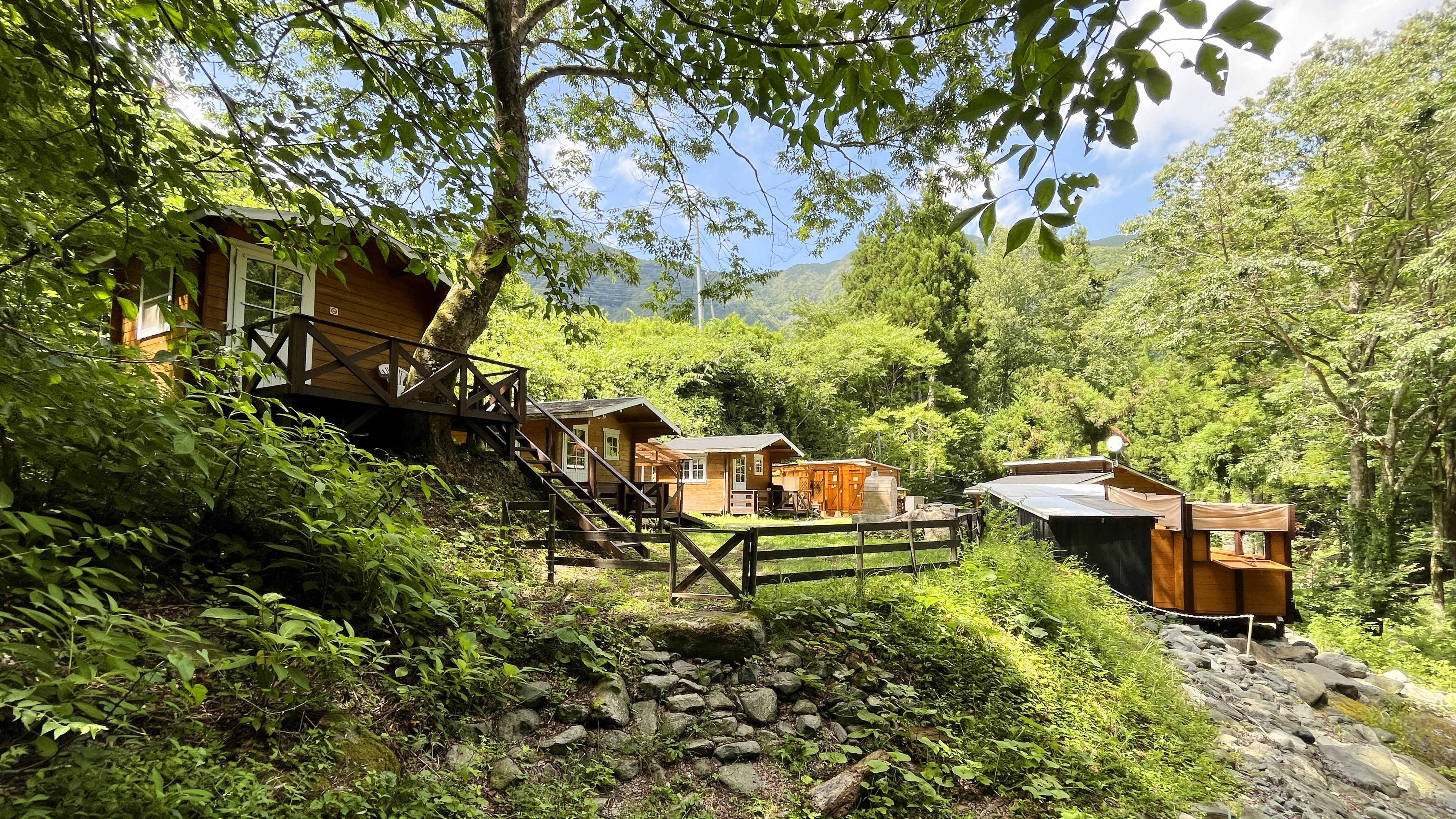 自然の区画を利用し建てられたコテージ