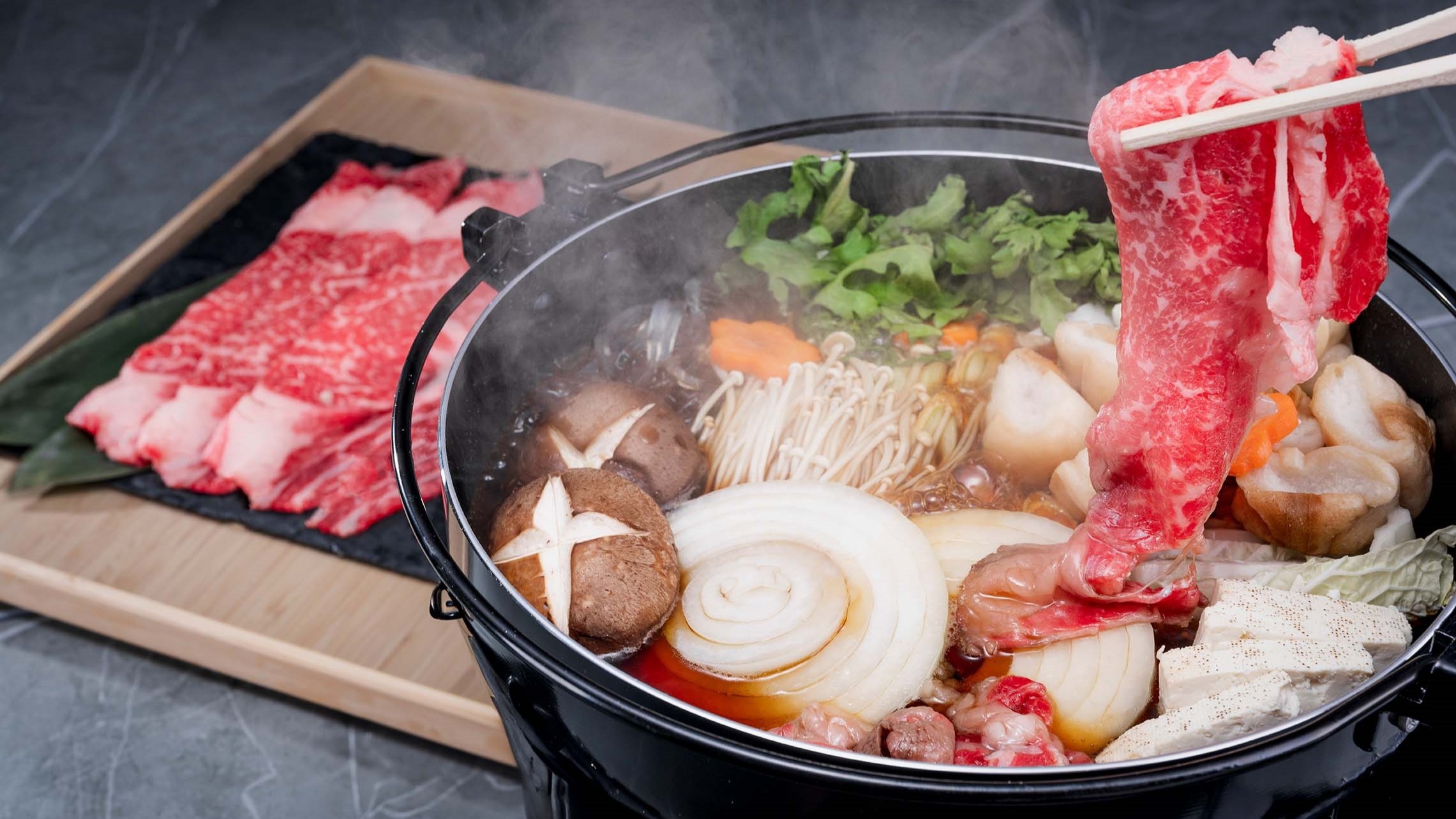 【4〜10月/夕朝食付】特選淡路ビーフと淡路島たまねぎ、山の幸の豪華なすき焼きコース【部屋食】