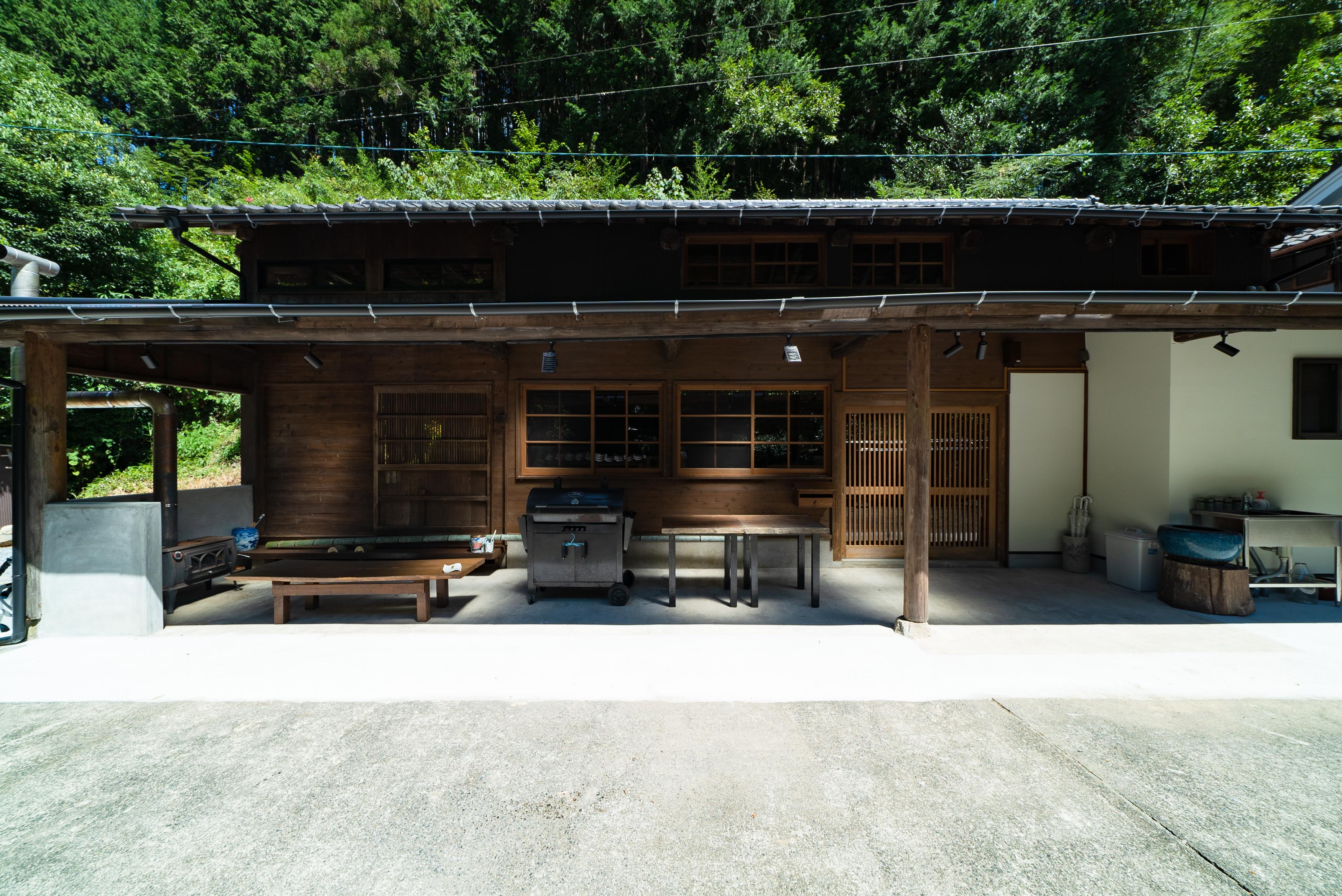 大型グリルは業務用です。お客様用にはガス式BBQグリルをご用意しています。